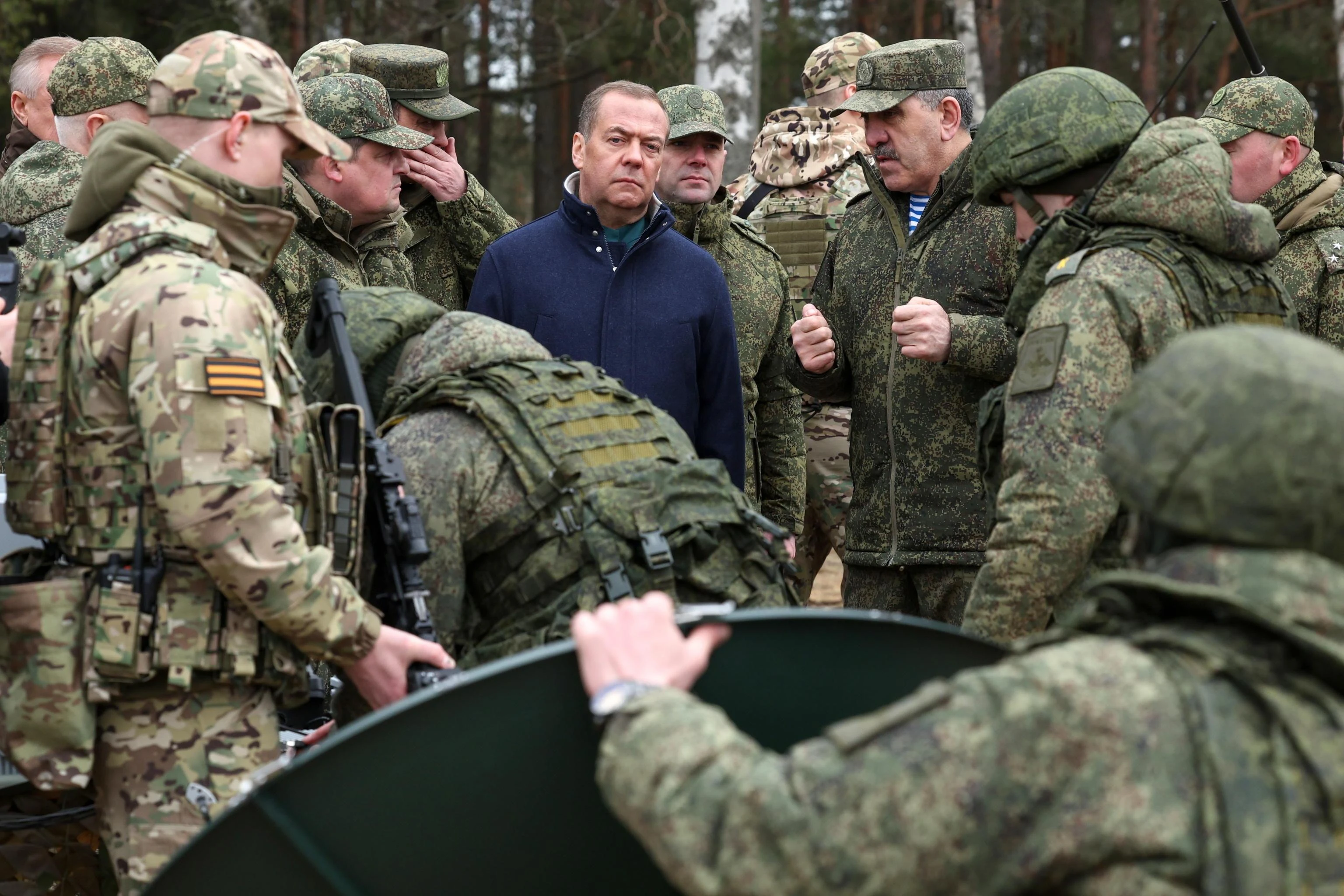 Medvedev minaccia la Ue: “Siete entrati in guerra con la Russia. Il sonno tranquillo è finito”
