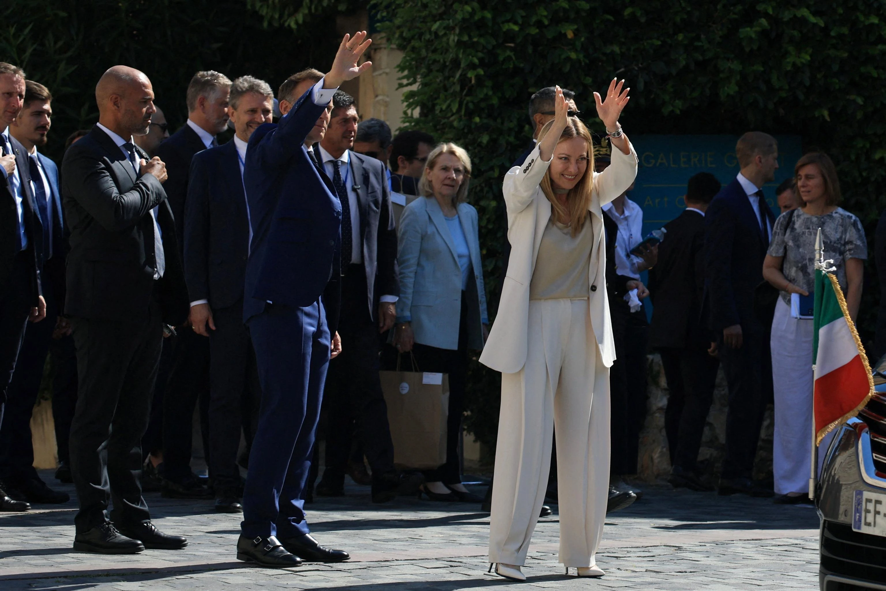 Meloni-Macron, è disgelo. Vertice bilaterale ad Antibes: “Una coalizione per il Libano”