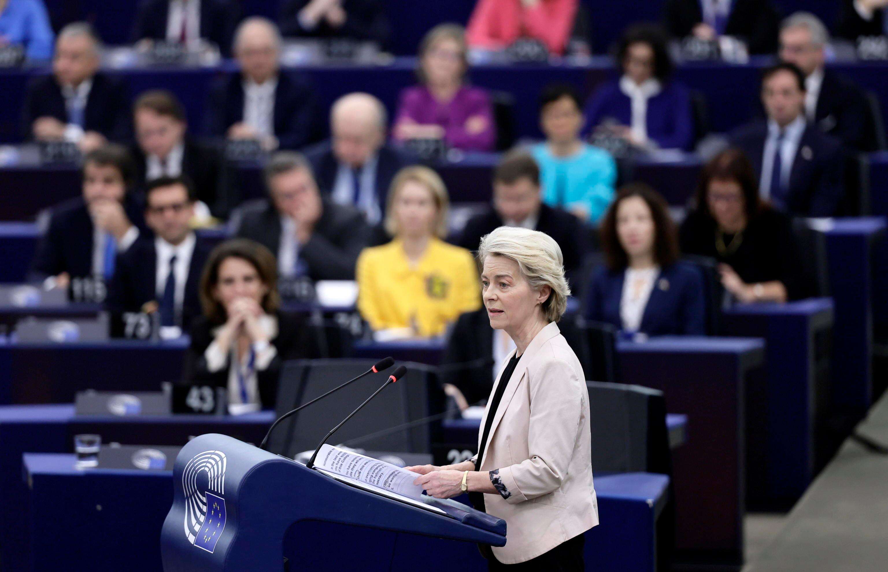 Oggi il voto sulla nuova Commissione Ue. Von der Leyen: “E’ la squadra giusta per questo momento della storia”