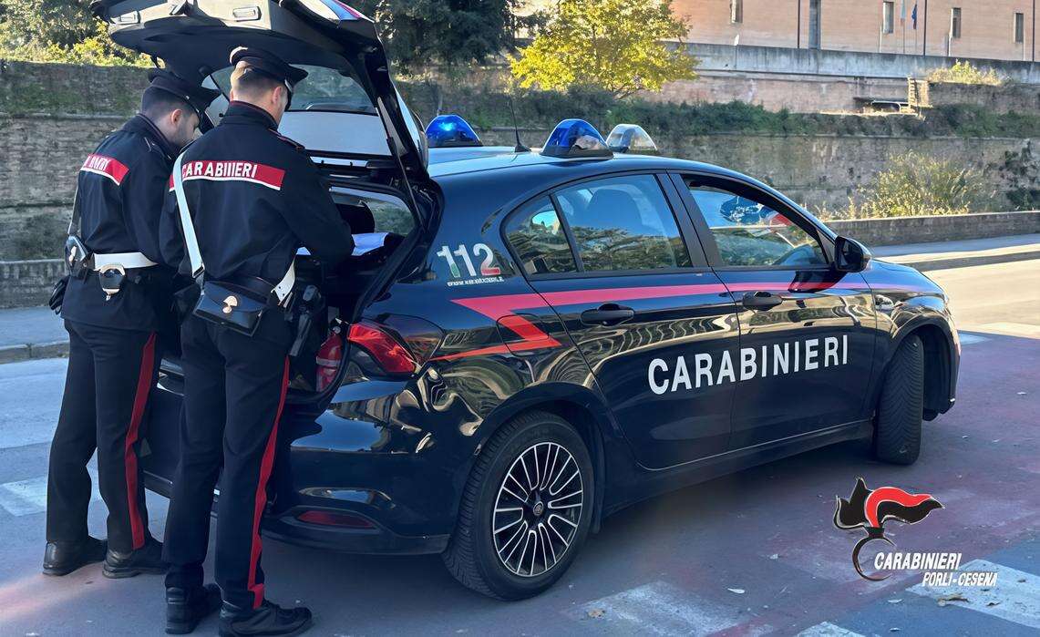 Rifiuta una relazione e lui tenta di investirla contro un muro: 44enne arrestato a Melito (Napoli)