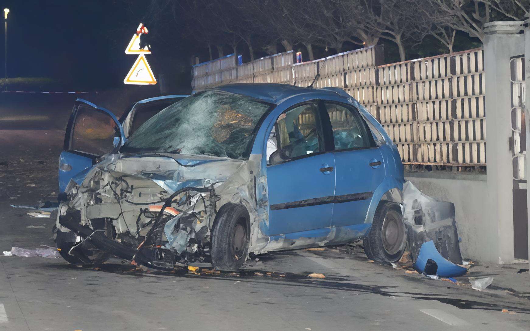 Auto contro un muro. Morti due giovani, altri tre sono feriti