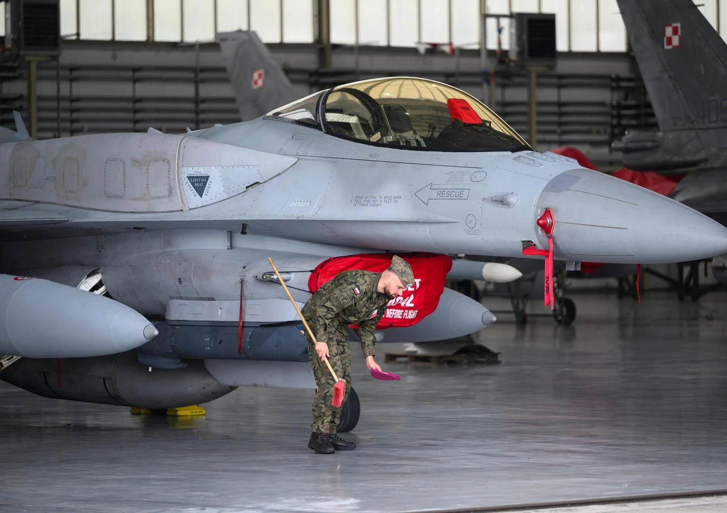 Allarme droni russi, jet Nato in volo: cos’è la missione Sentinella orientale. Ipotesi no fly zone tra Ucraina e Polonia