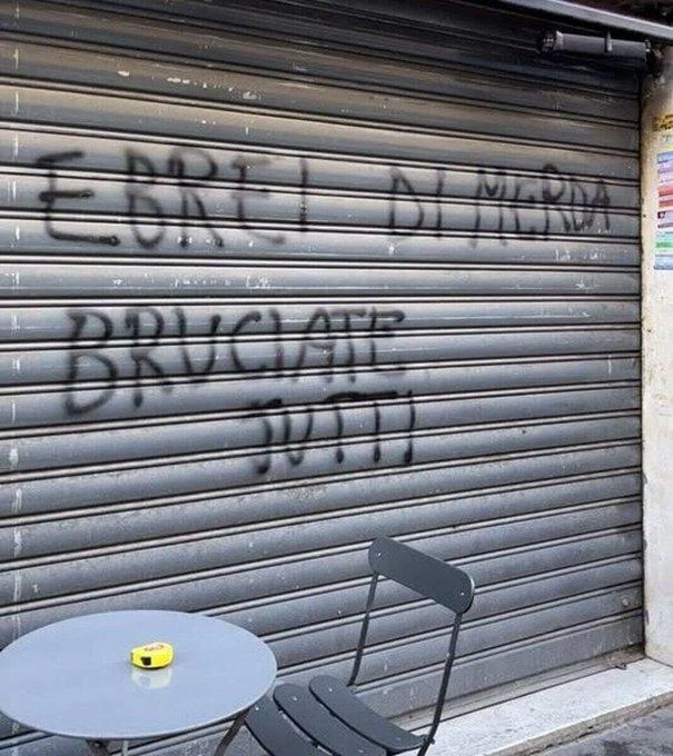 “Ebrei di m… bruciate tutti”. Scritta choc sulla serranda di un panificio kosher