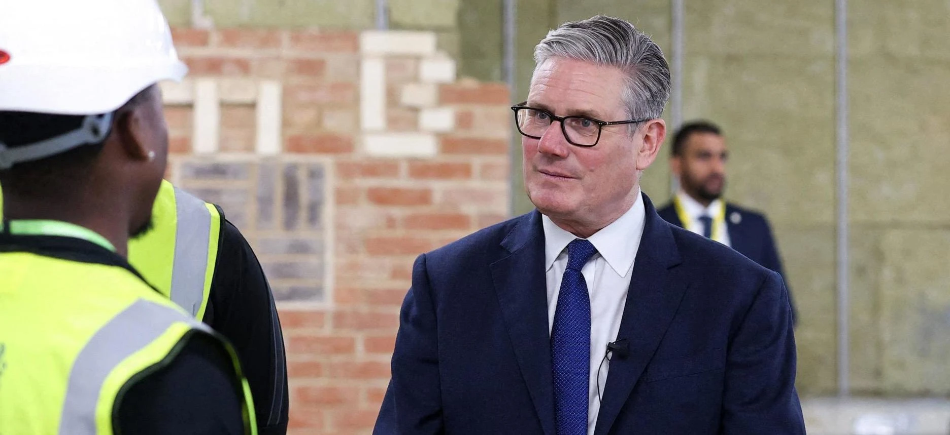 Il governo Starmer perde i pezzi. Ma il premier non molla la poltrona