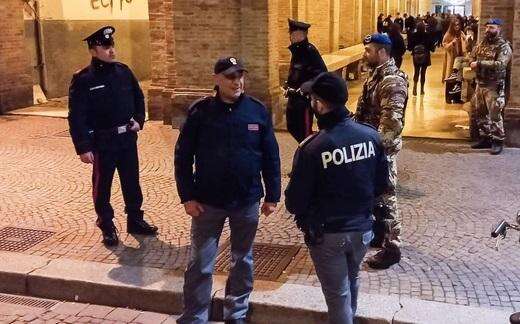 “Vi sgozzo tutti”: notte di terrore in centro, minorenne bloccato dall’Esercito