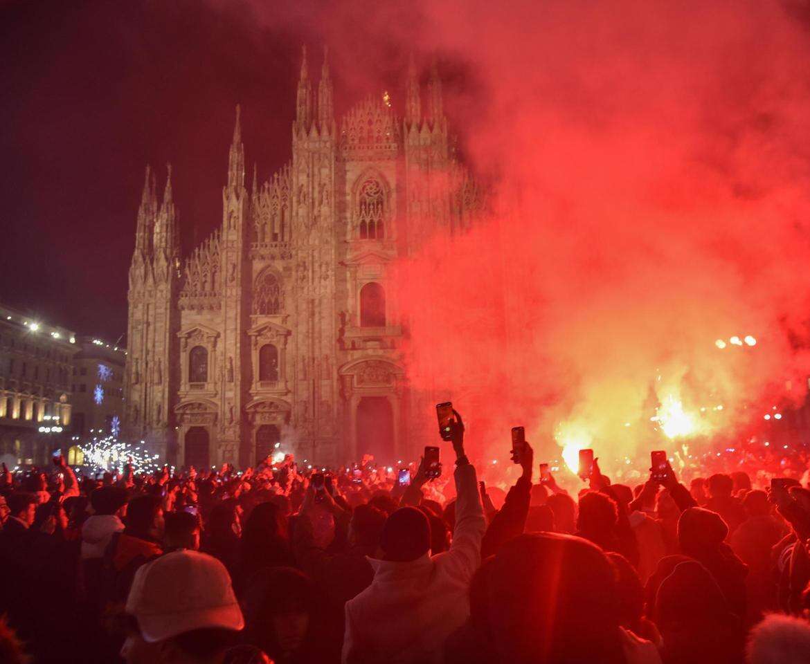 La mano sotto il vestito, il muro di uomini, gli incubi. Molestie di capodanno in Duomo, parla un’altra vittima