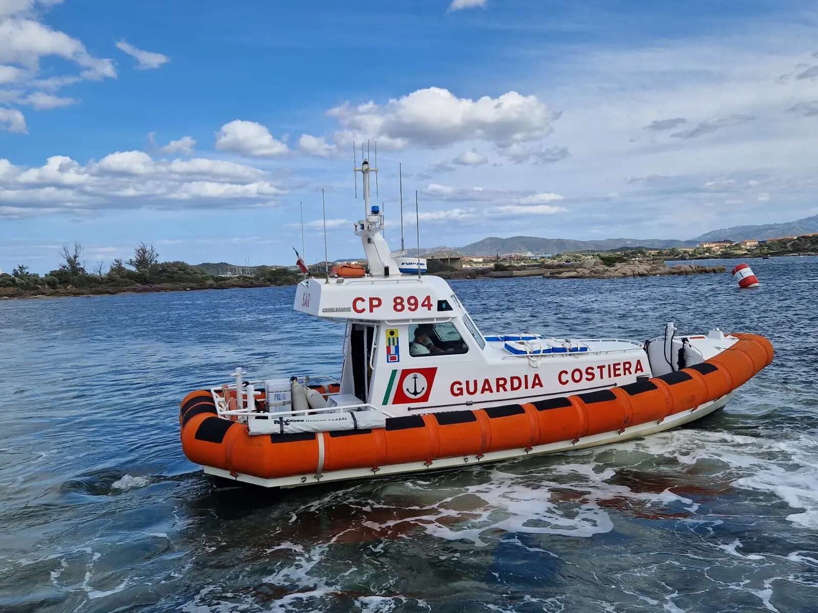 Olbia, barca a vela dispersa: le ricerche della Guardia costiera. “A bordo due persone esperte”