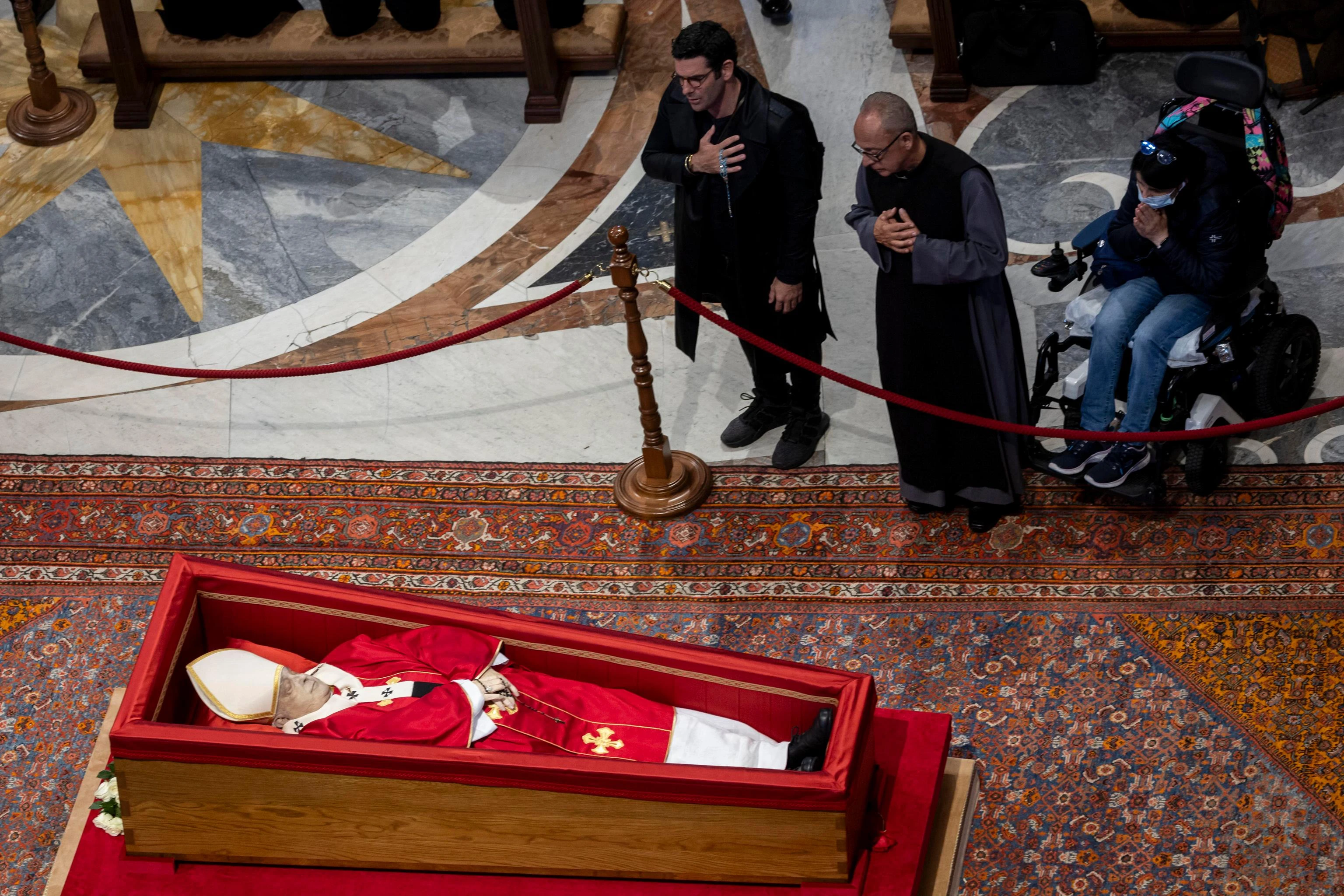 Un debuttante al Conclave: “I potenti al funerale? Lacrime di coccodrillo”