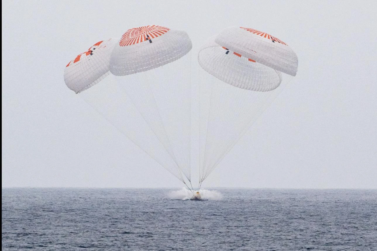 Space X, lo spettacolare ammaraggio della navicella Dragon. La capsula con 4 astronauti paracadutata nell’oceano Pacifico