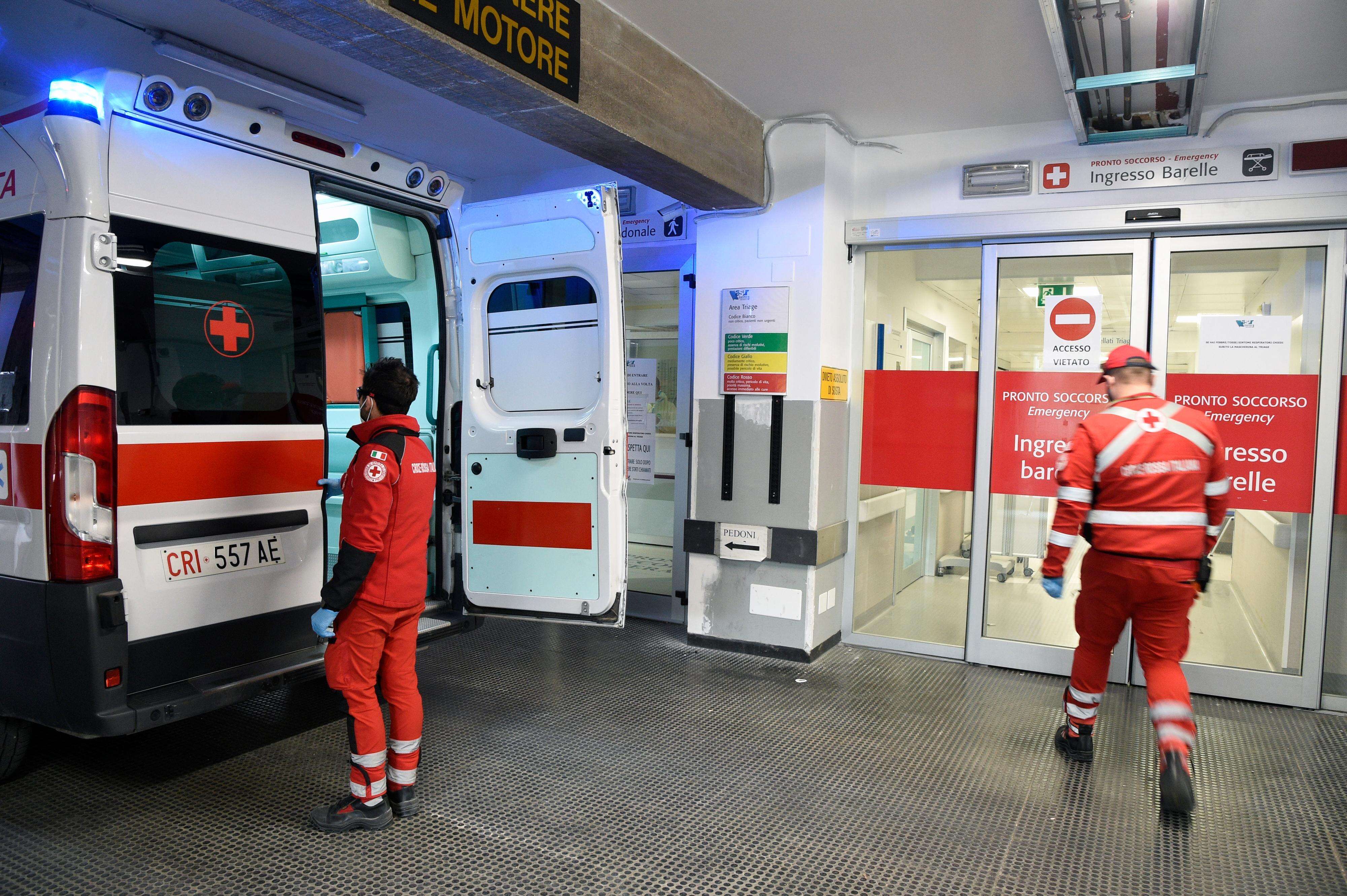 Aggredisce la dottoressa del pronto soccorso al Cotugno di Napoli. Arrestata una 41enne, denunciati i parenti