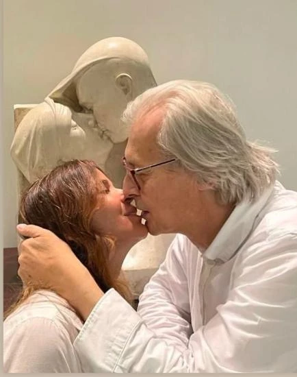 Vittorio Sgarbi migliora, la dedica d’amore della compagna: “Continua a sentirti giovane”