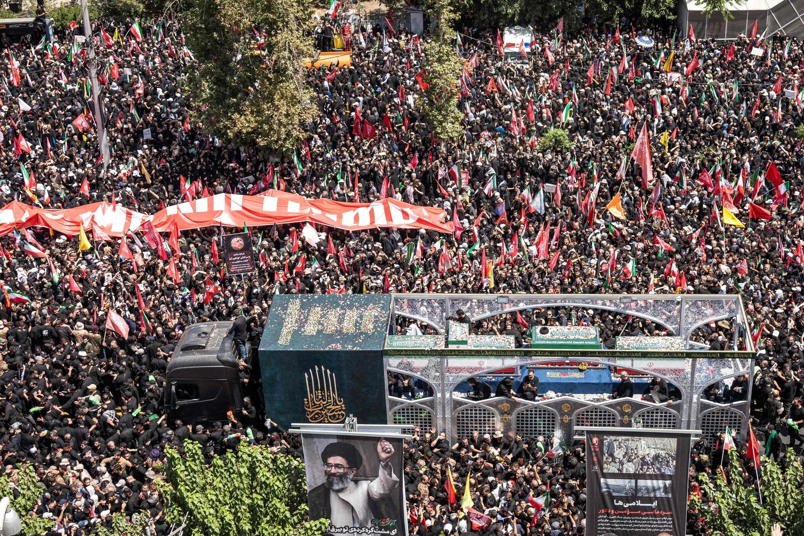 Marea umana per Khamenei. Il lungo corteo a Teheran, minacce e slogan anti Usa