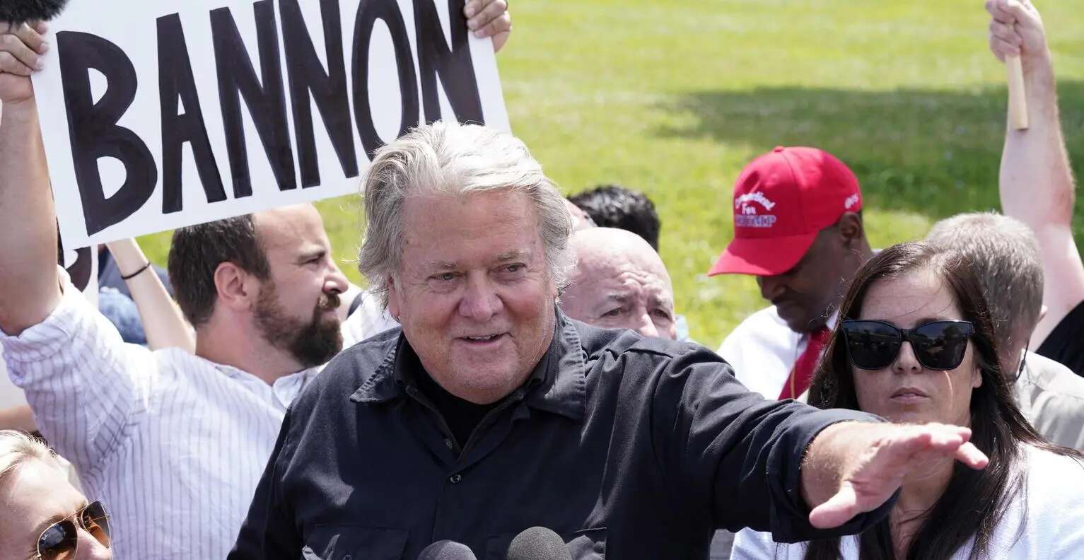 Bannon esce dal carcere dopo quattro mesi. Trump: salvato da Dio per il bene degli Usa