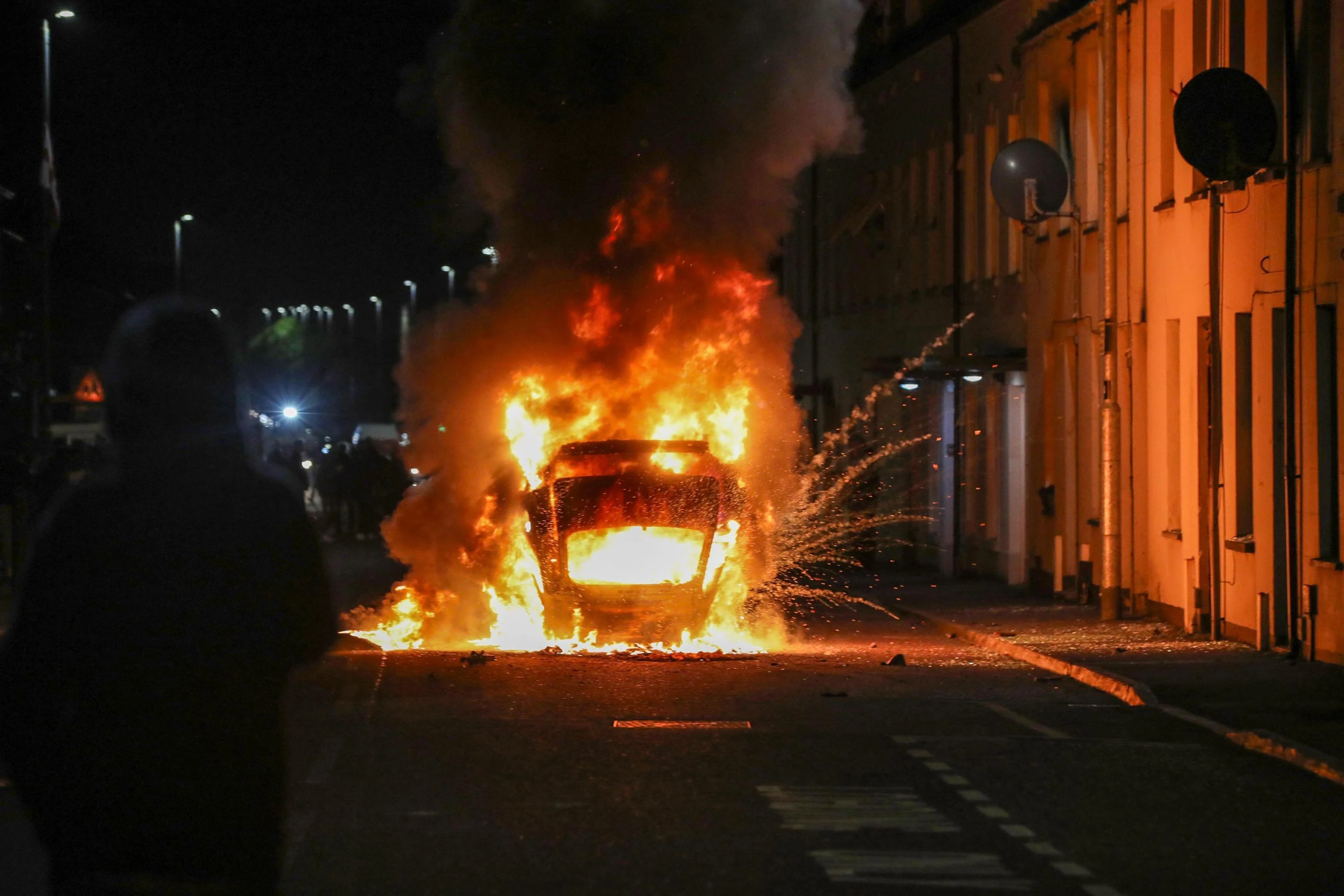 Irlanda del Nord, caccia allo straniero per la terza notte di seguito a Ballymena. Assaltato un centro per immigrati
