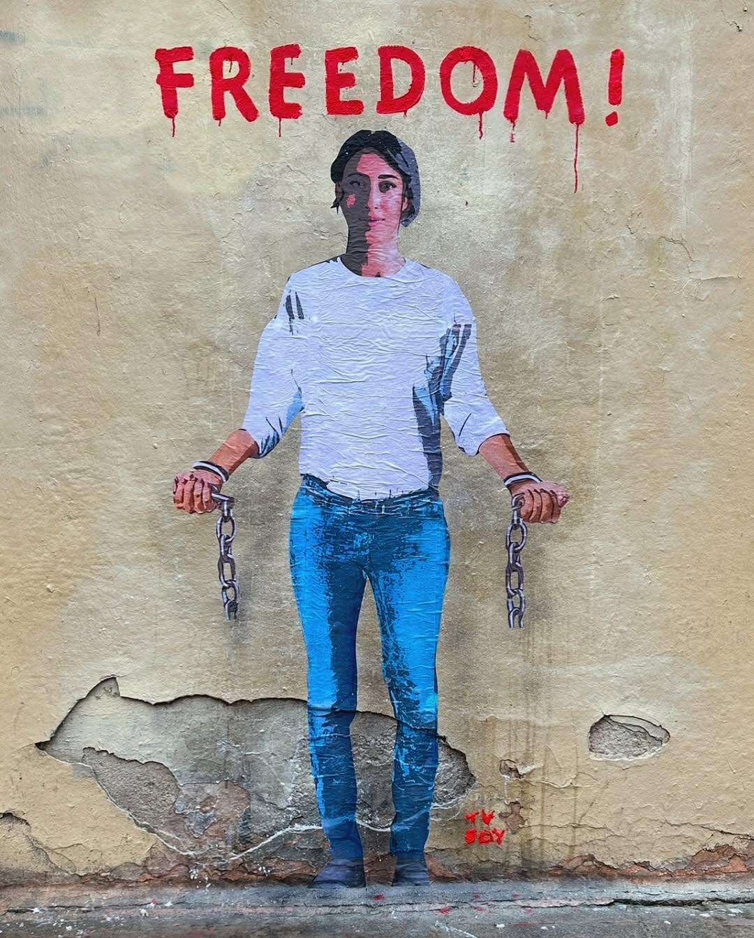 Un murale per Cecilia Sala a Roma: così lo street artist Tvboy celebra la liberazione