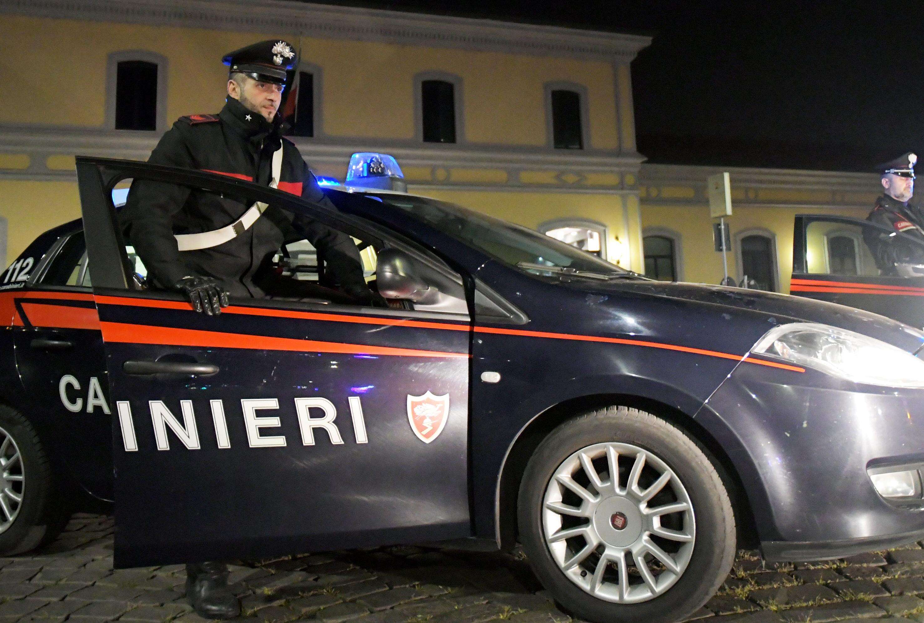 Minaccia di morte il figlio 15enne per ‘convincerlo’ a cambiare orientamento sessuale. Poi lo aggredisce