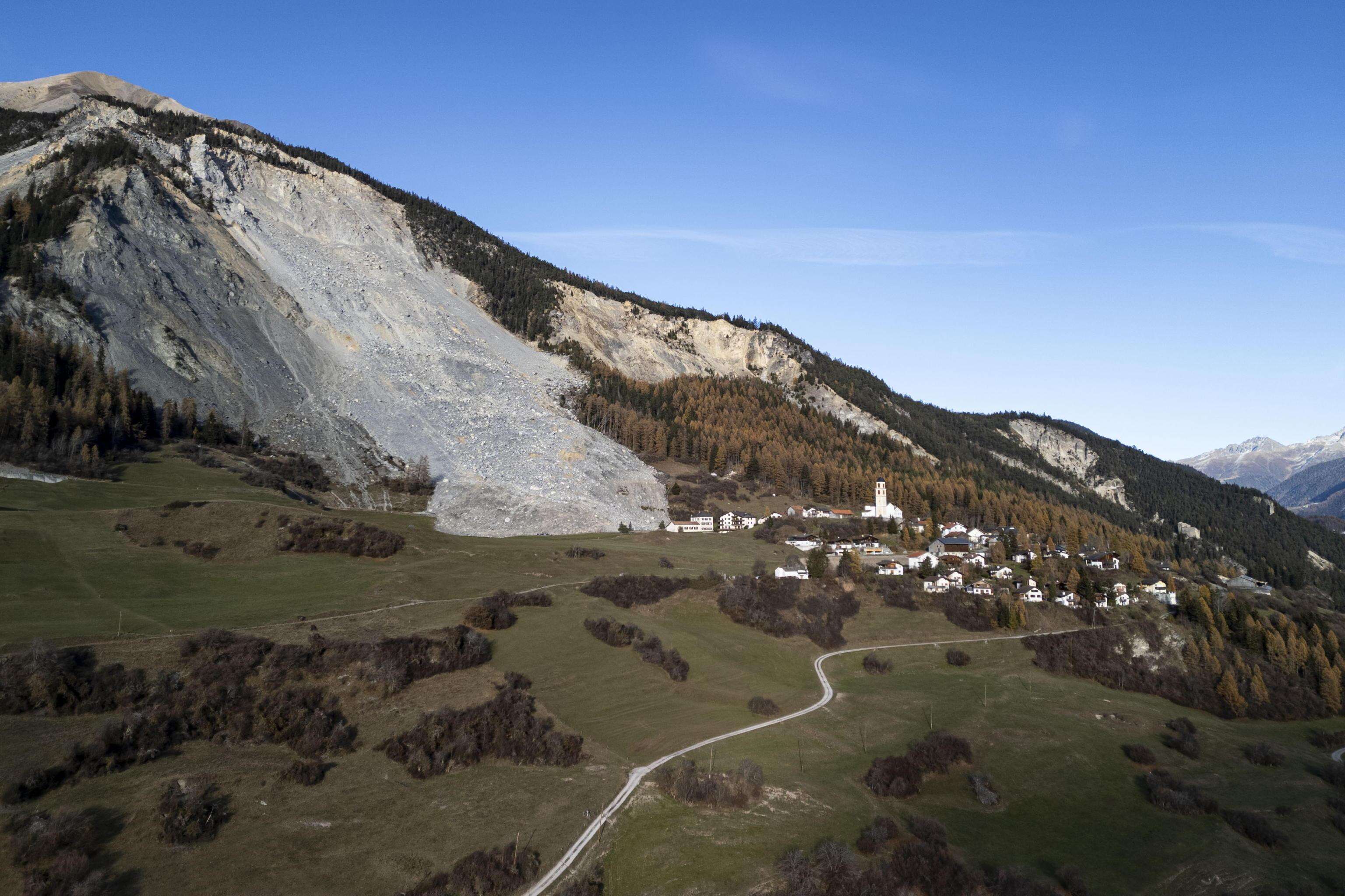 Brienz, il paesino fantasma minacciato dalla frana: evacuazione di massa, sfollati tutti i 91 abitanti (e gli animali)