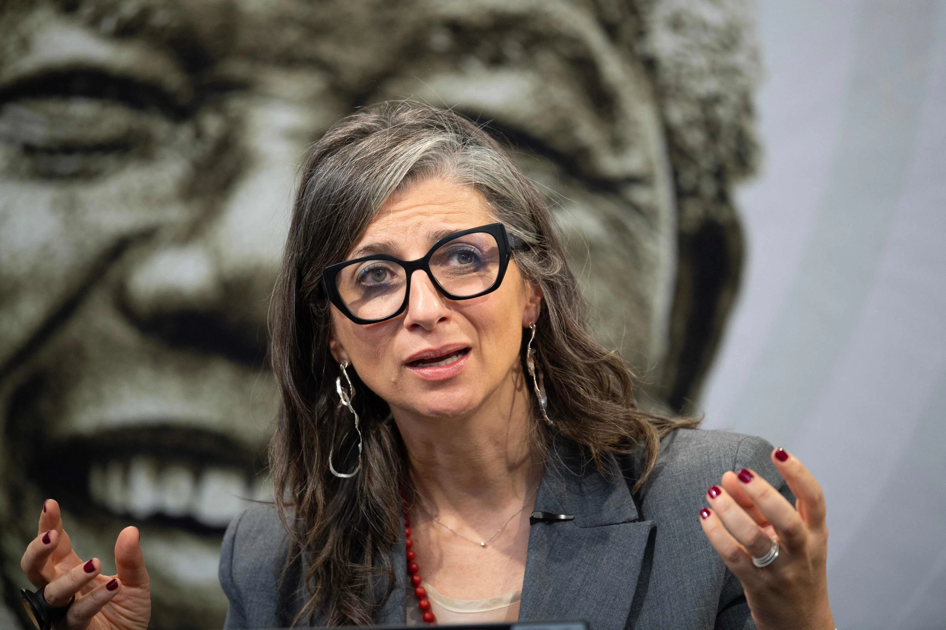 “Francesca Albanese è una strega”: l’insulto dell’ambasciatore israeliano all’Onu e l’attacco anche dall’Italia