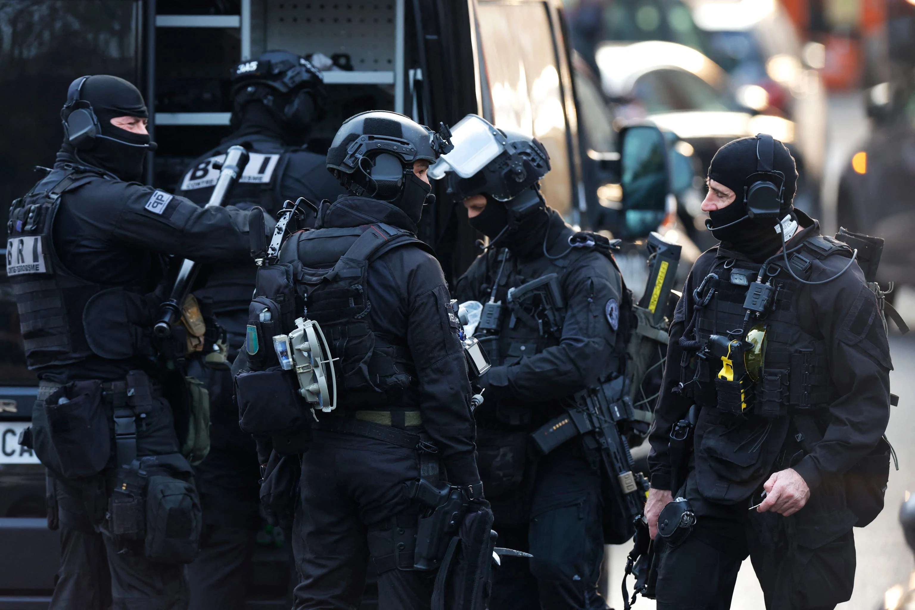 Parigi, rapito e mutilato per chiedere un riscatto al figlio criptomilionario. Poi il blitz delle forze speciali BRI