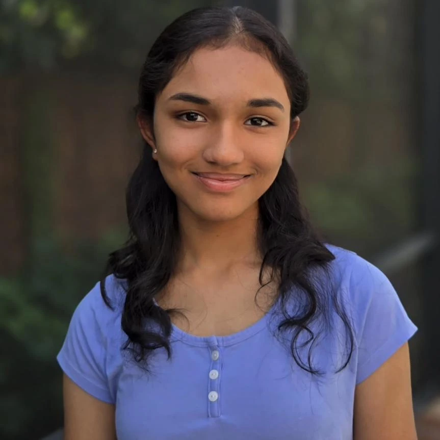 Sheyna, 14 anni, ha inventato un gel che elimina le microplastiche nell’acqua
