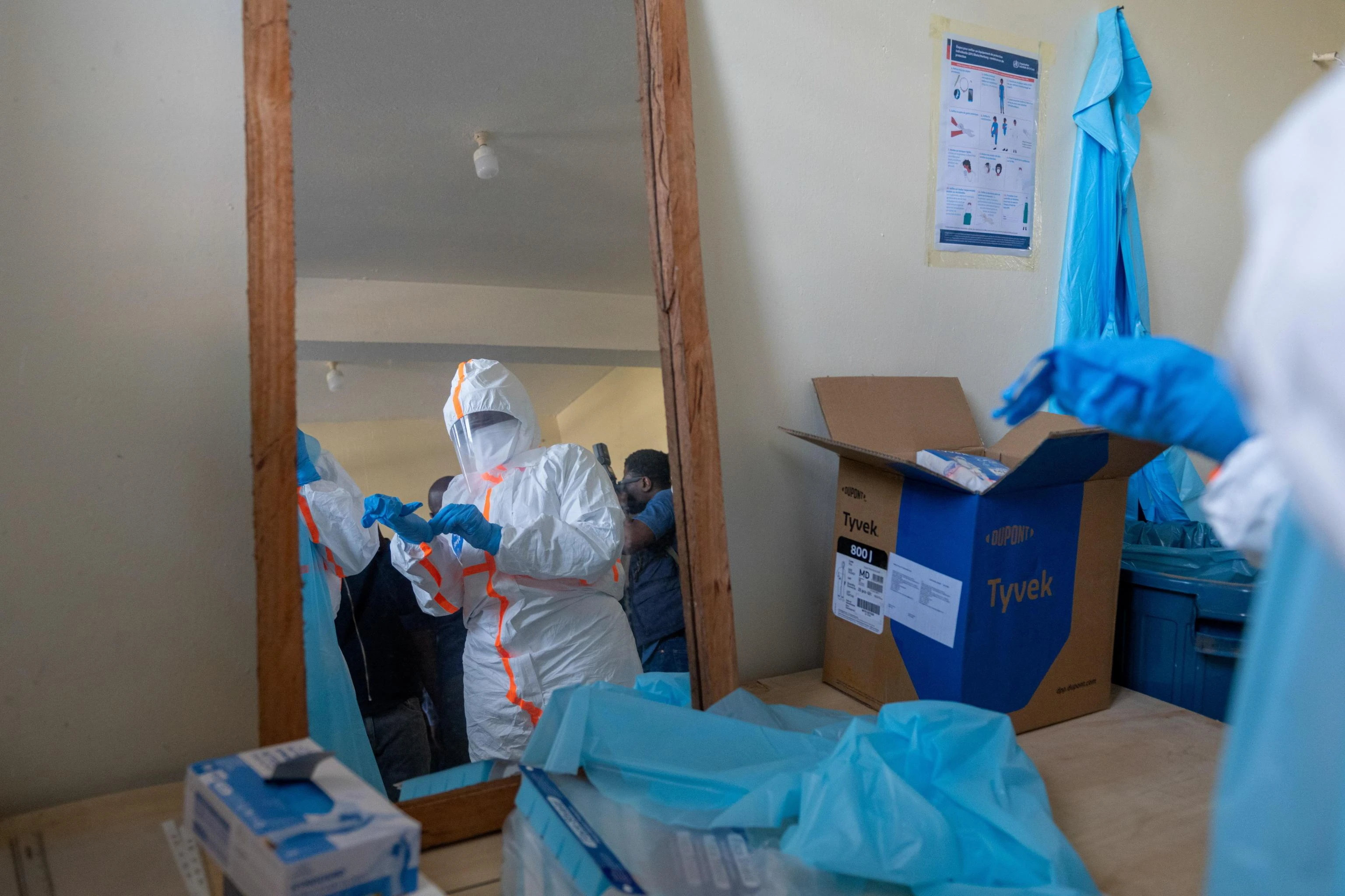 Ebola, un caso sospetto a Cagliari: prelevato da casa e trasferito in ospedale. “È sintomatico e in isolamento”