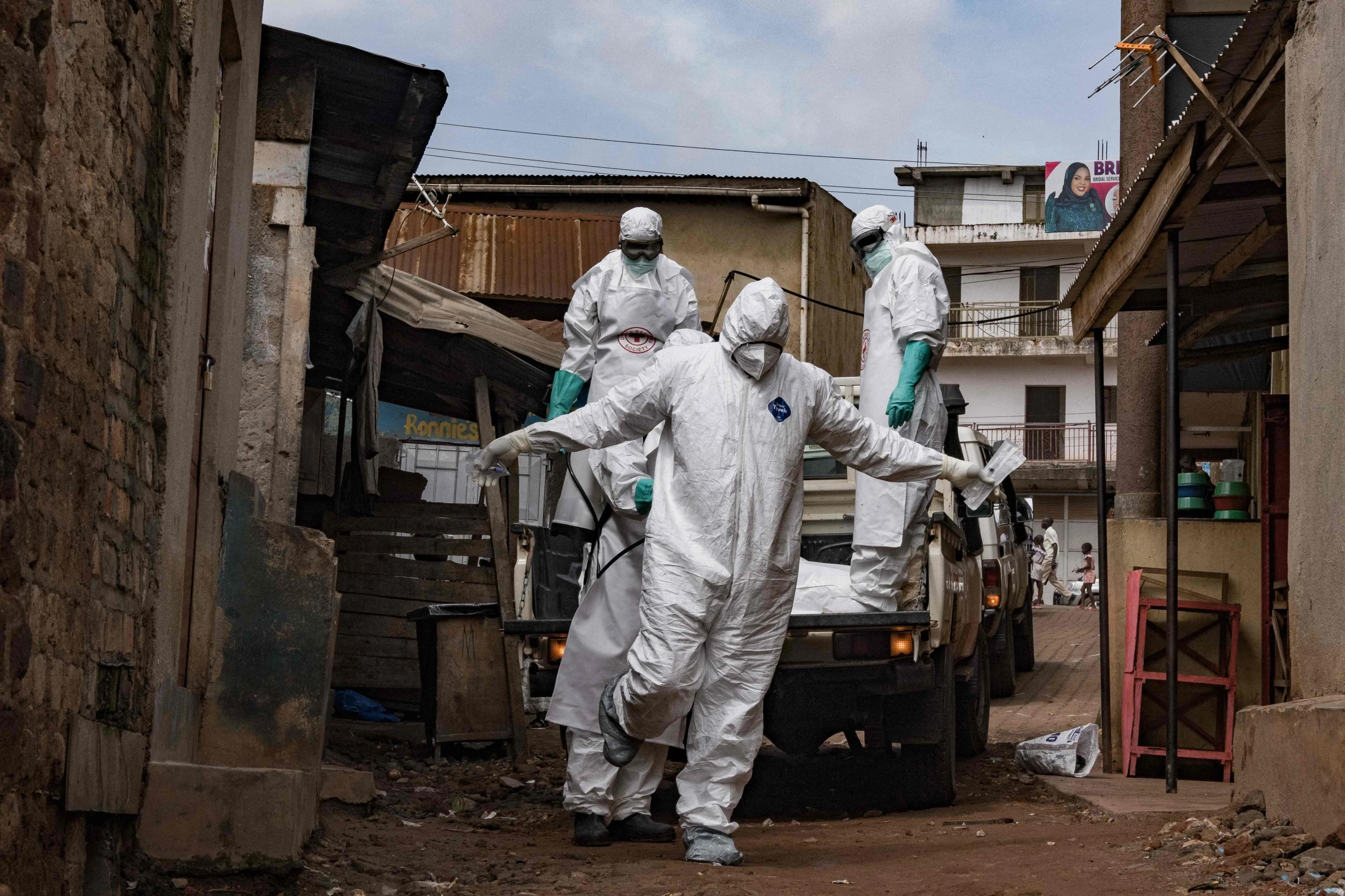 Ebola, dottoressa rientra in Italia dopo un contatto diretto in Congo. Andrà in quarantena. Ecdc: “Preoccupati: diversa da precedenti epidemie”