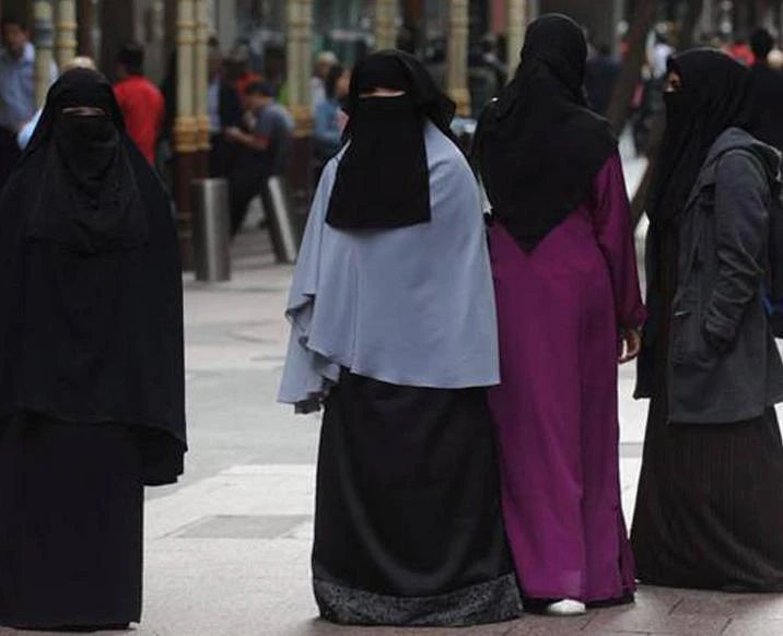 Velo integrale vietato nei luoghi pubblici e stretta sui finanziamenti alle moschee: cosa prevede la proposta di legge FdI
