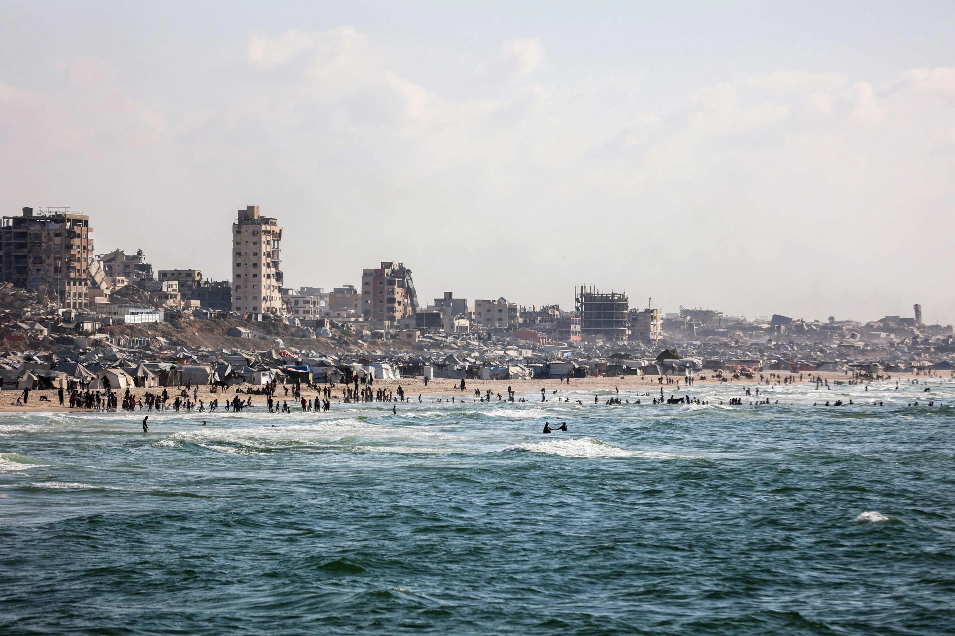 Flotilla bloccata da Israele in mare e sulla spiaggia di Gaza si torna a pescare con le reti: il video