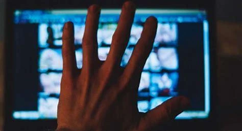 Chi è il gestore del sito sessista Phica.eu. “Nessuna estorsione, solo consulenze a una creator di Onlyfans. Ecco le chat con la mia verità”