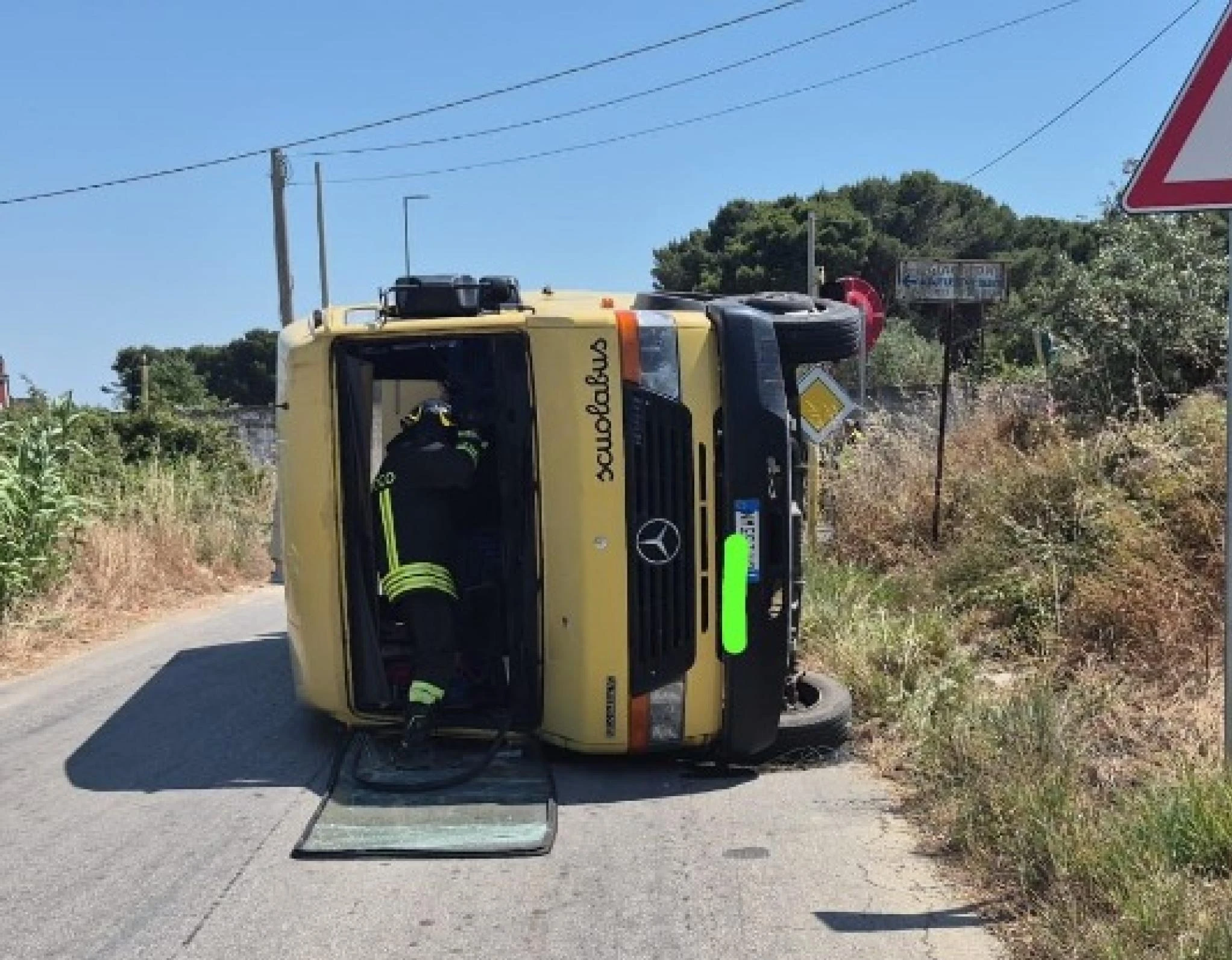 Al volante senza patente. Auto contro scuolabus. Feriti quattordici bambini