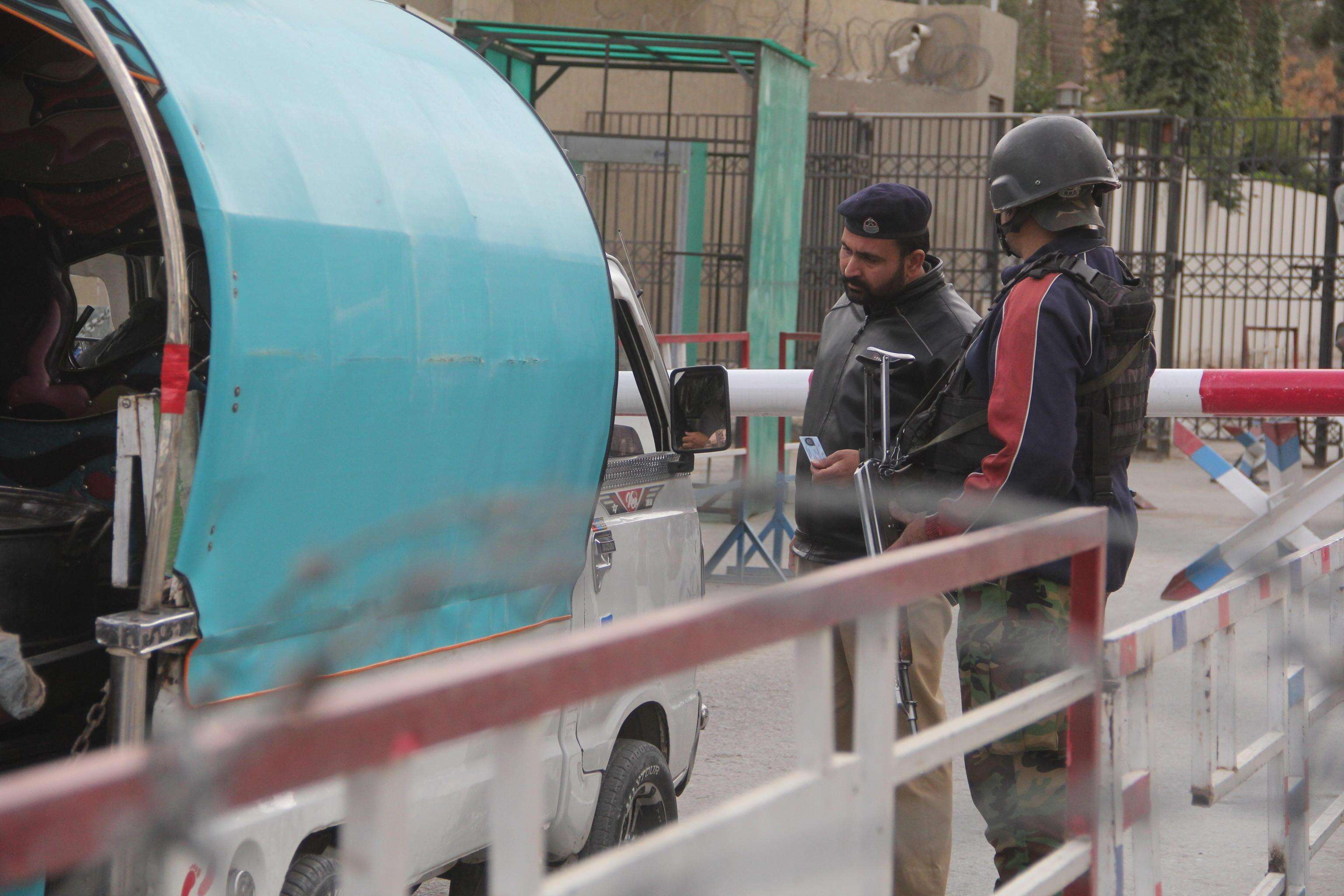 Pakistan, i separatisti del Bla assaltano un treno di agenti governativi: in ostaggio 182 persone. Rilasciate donne e bambini