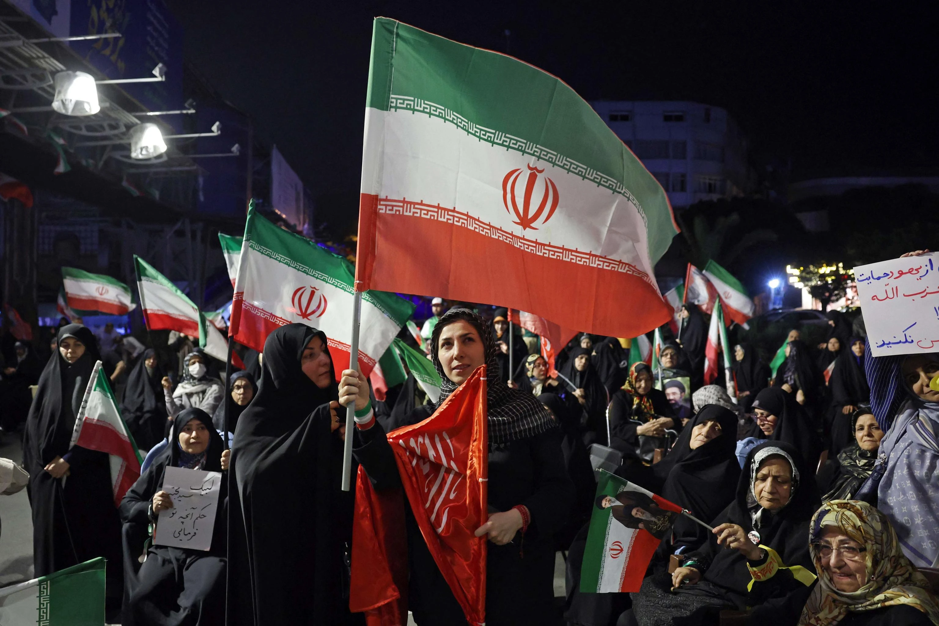 Iran, missile sui negoziati. Colpita base Usa in Kuwait. “Lo Stretto è nostro”