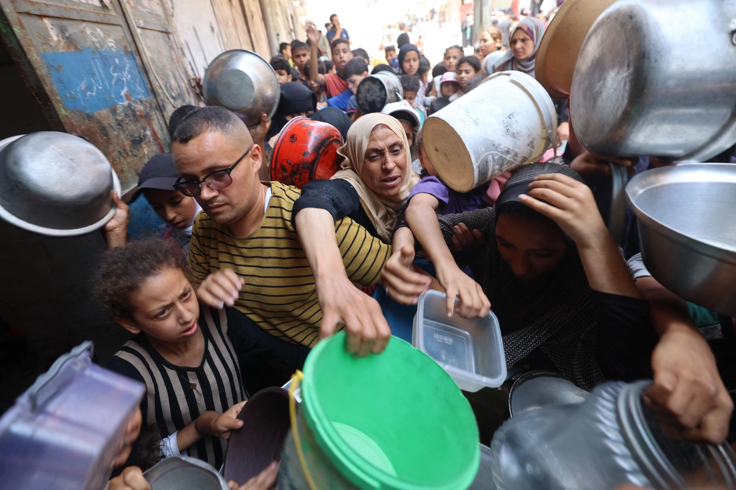 Gaza, l’inferno a fari spenti. “Dimenticati da tutti per 12 giorni. Qui si muore per un pezzo di pane”