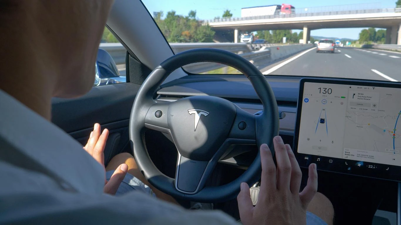“Morte causata da Autopilot”. Tesla condannata a pagare 242 milioni per un incidente del 2019
