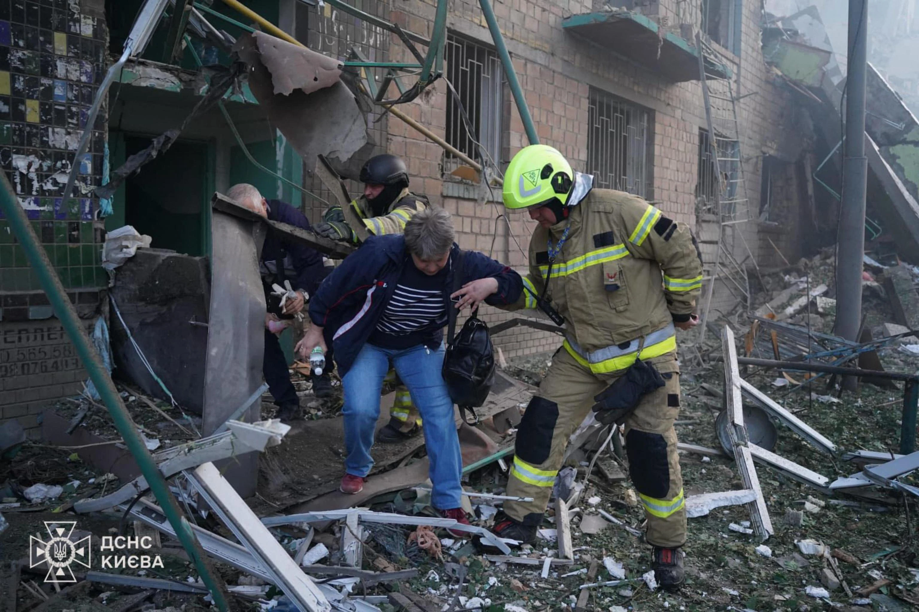 Pioggia di fuoco sull’Ucraina, maxi attacco russo su Kiev e l’ovest. Camporini: “Putin ha campo libero”
