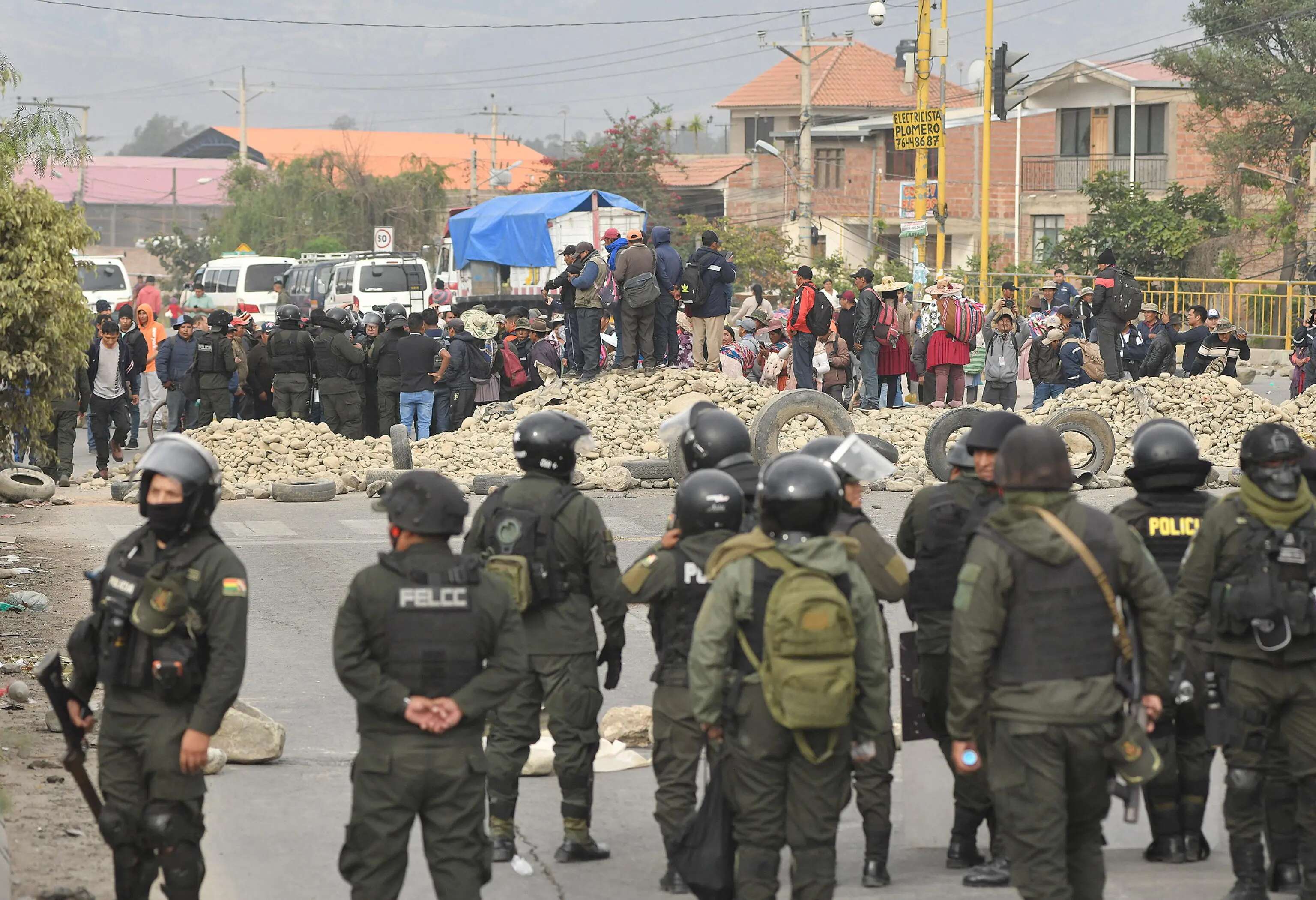 Proteste e strade bloccate in Bolivia, imboscata contro la polizia: cecchini sparano sugli agenti