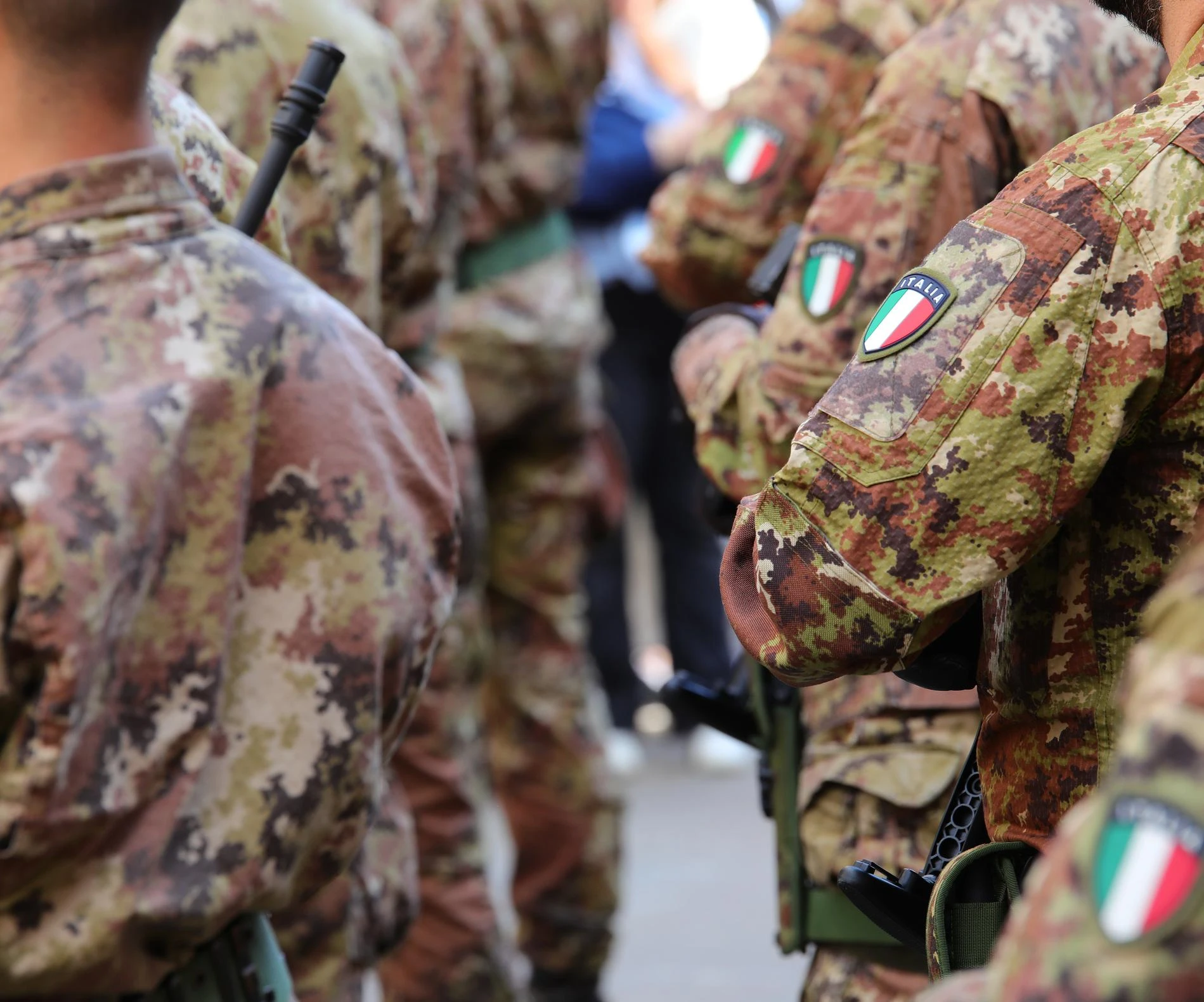 Chiamata alle armi in Italia: quando tocca ai civili (anche donne) e i limiti di età. E se rifiuto?