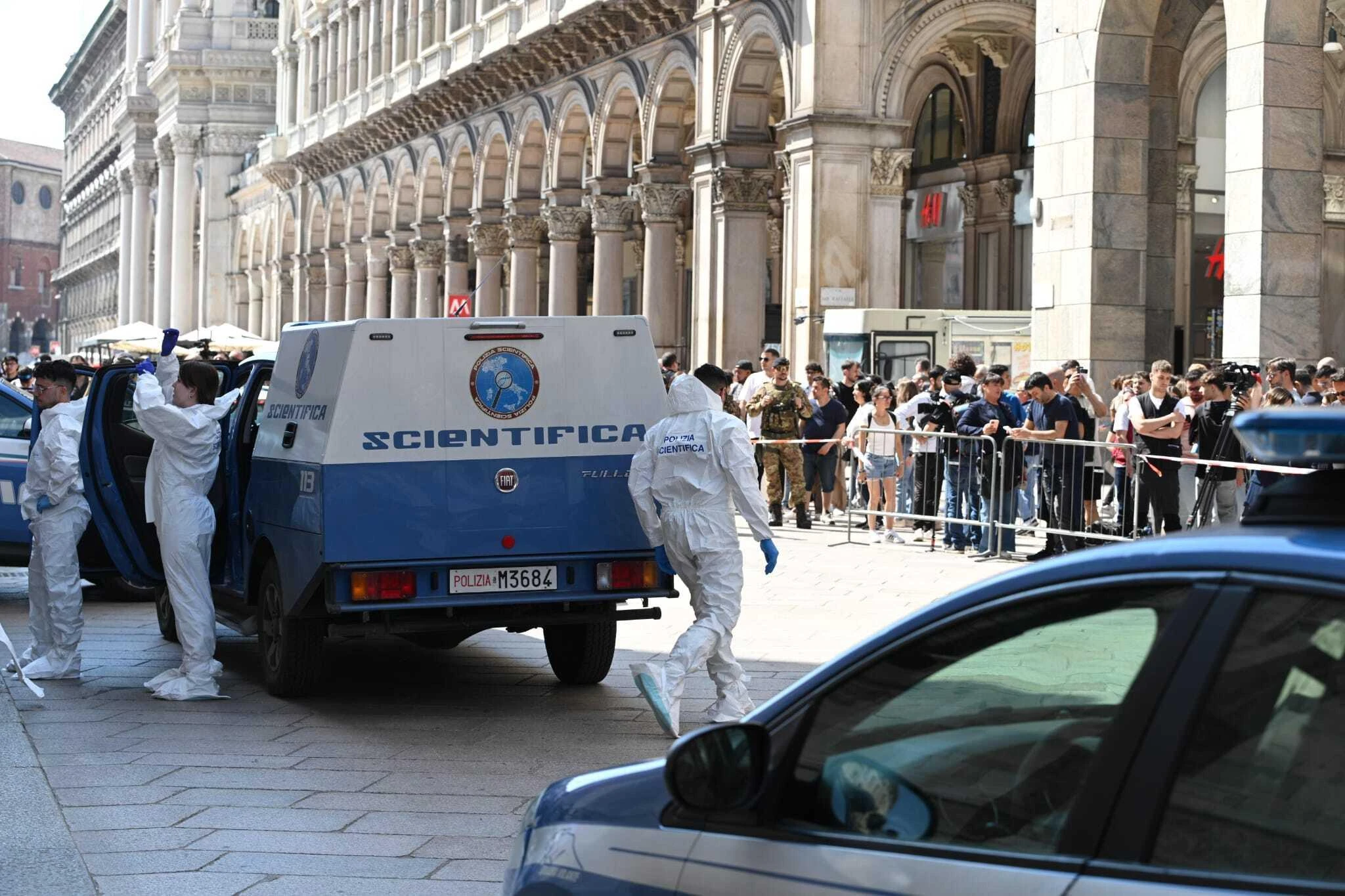 De Maria suicida lanciandosi dal Duomo, terrore in piazza: “Un botto tremendo, pensavo qualcuno stesse sparando”