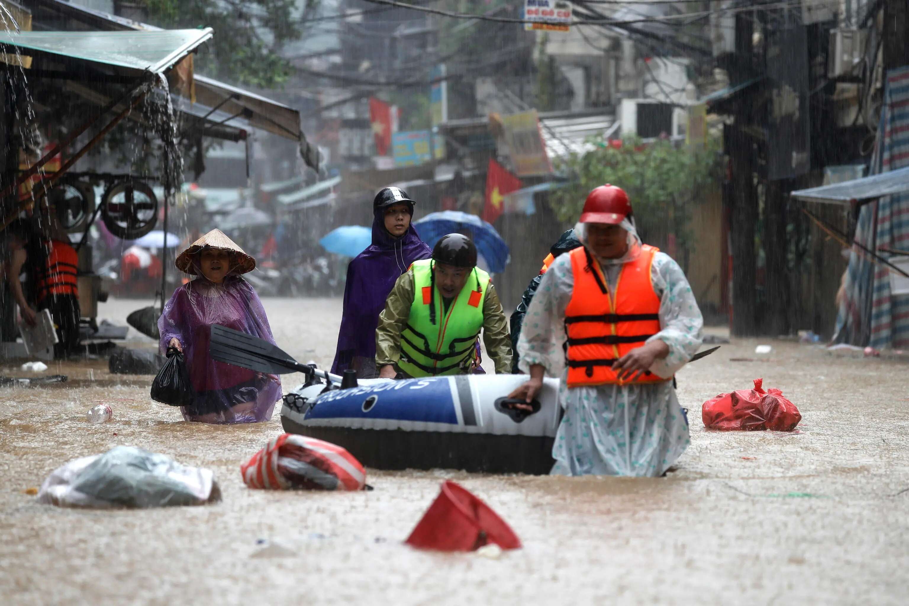 Il tifone Yagi devasta il Vietnam: 187 morti e 128 dispersi. Ponti crollati e raccolti distrutti