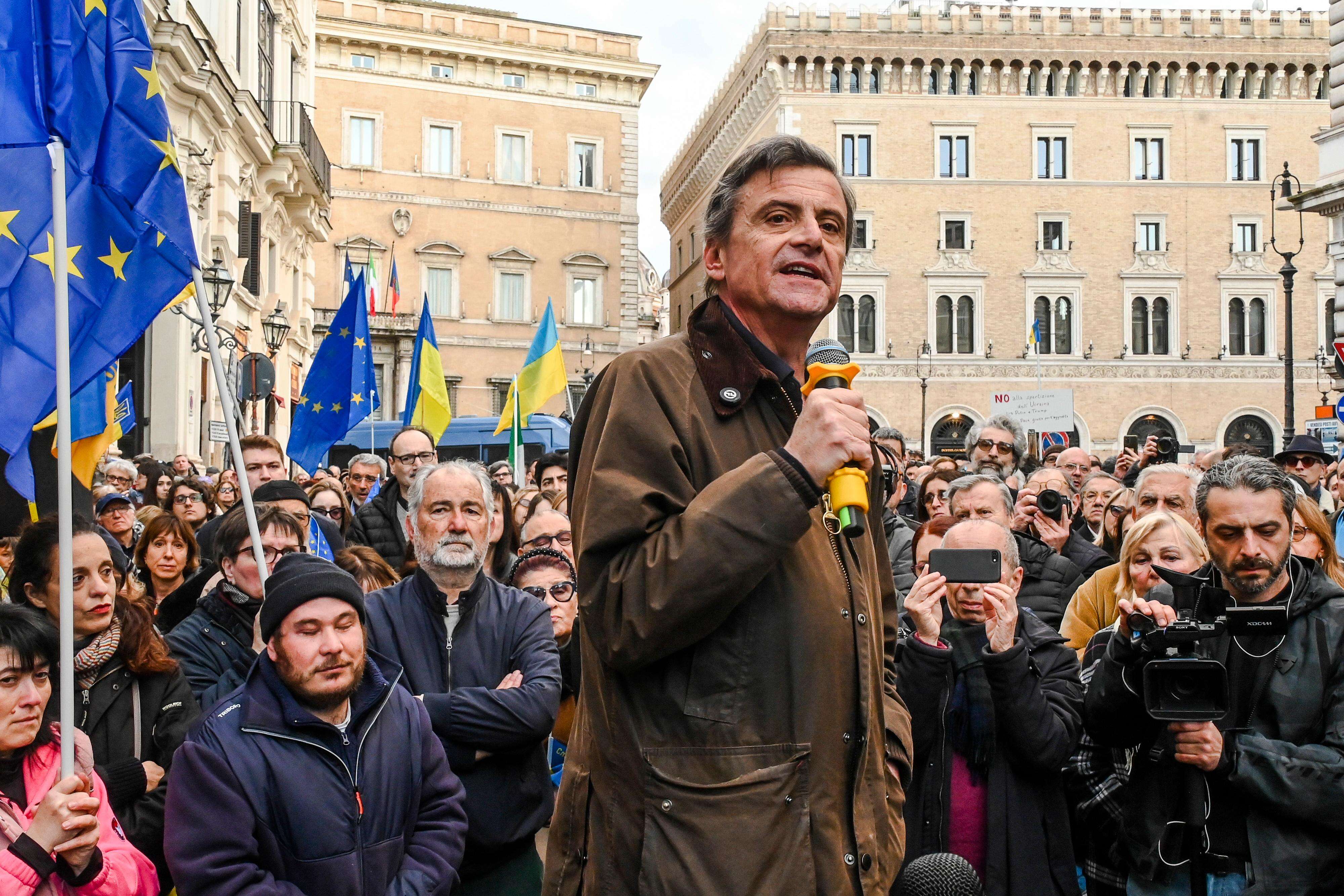 Calenda scende in piazza: “Subito l’esercito europeo. Dazi contro quelli Usa”