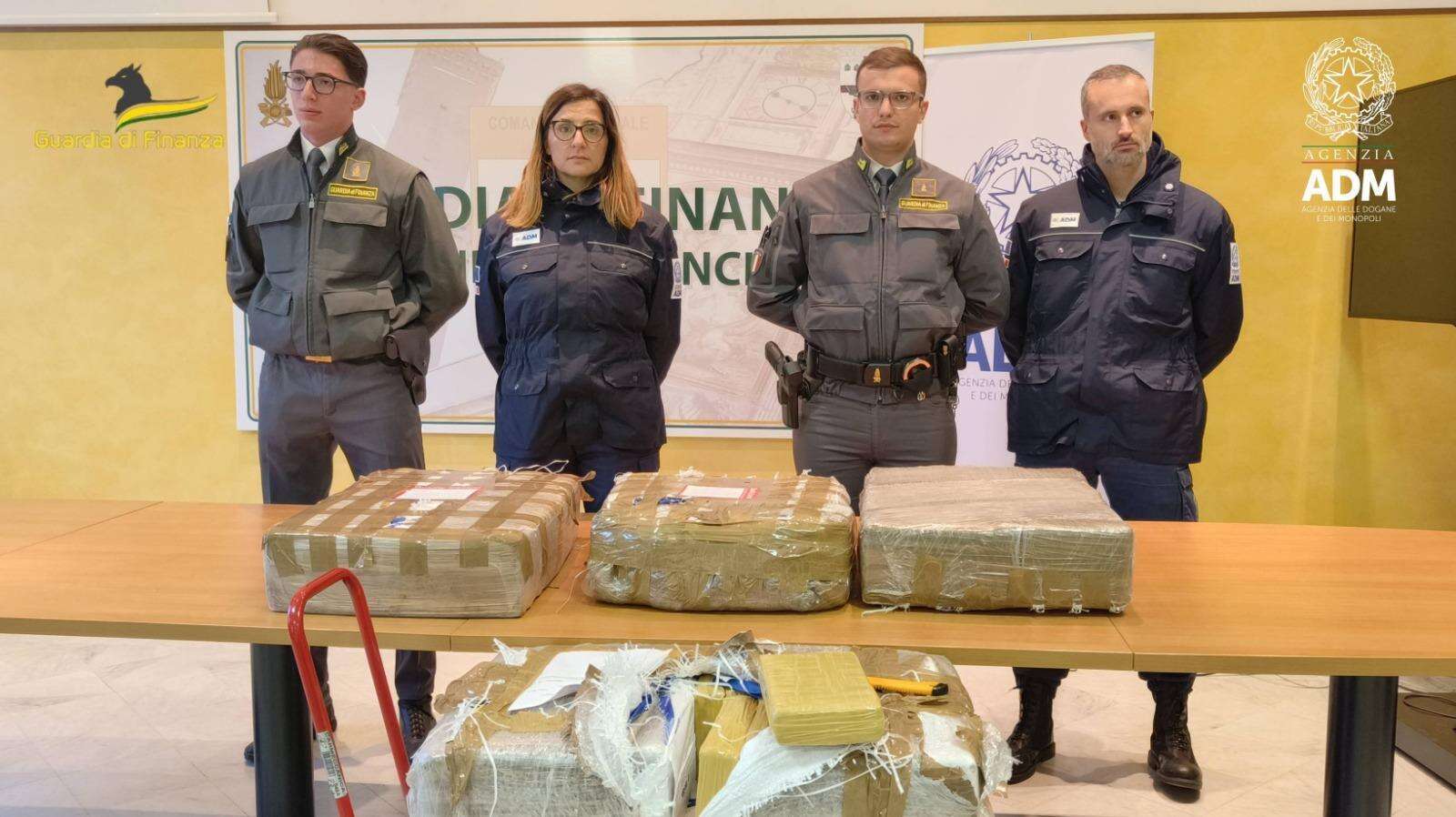 Due quintali di cocaina nascosti con il pesce congelato, maxi sequestro al porto di Genova