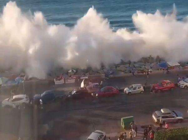 Perù, violente onde anomale del ‘maretazo’. Le autorità sconsigliano il Capodanno in spiaggia