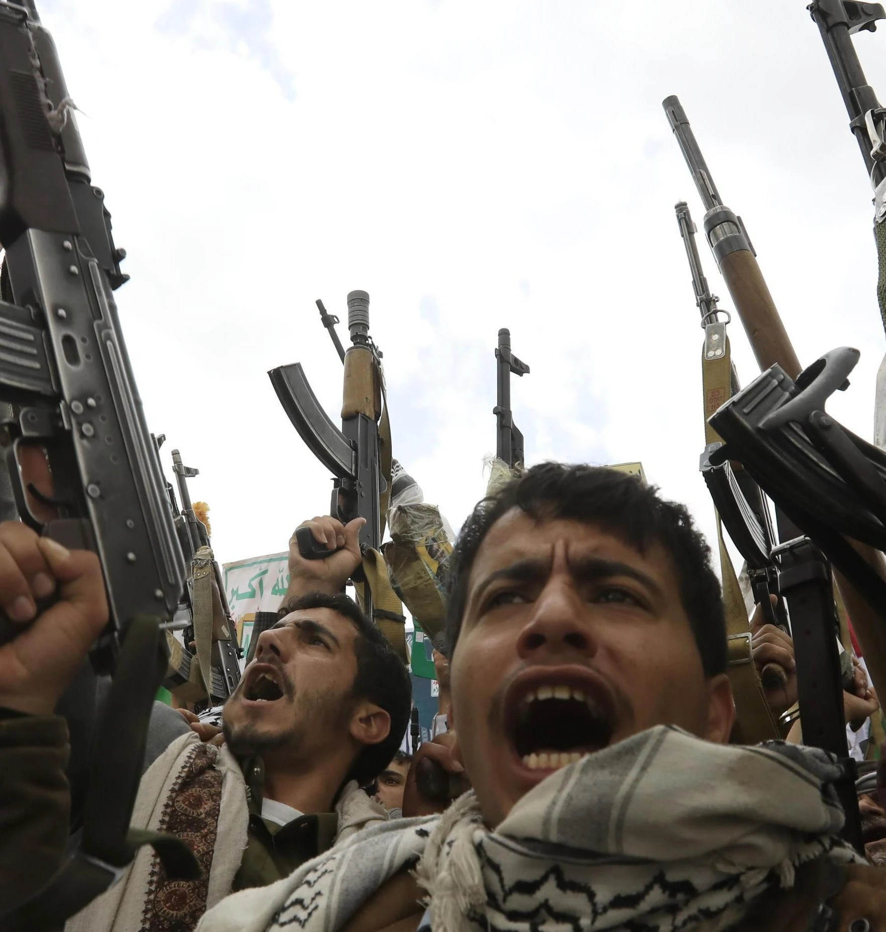 Yemen, blitz americano: distrutto un porto. Gli Houthi rispondono attaccando due portaerei