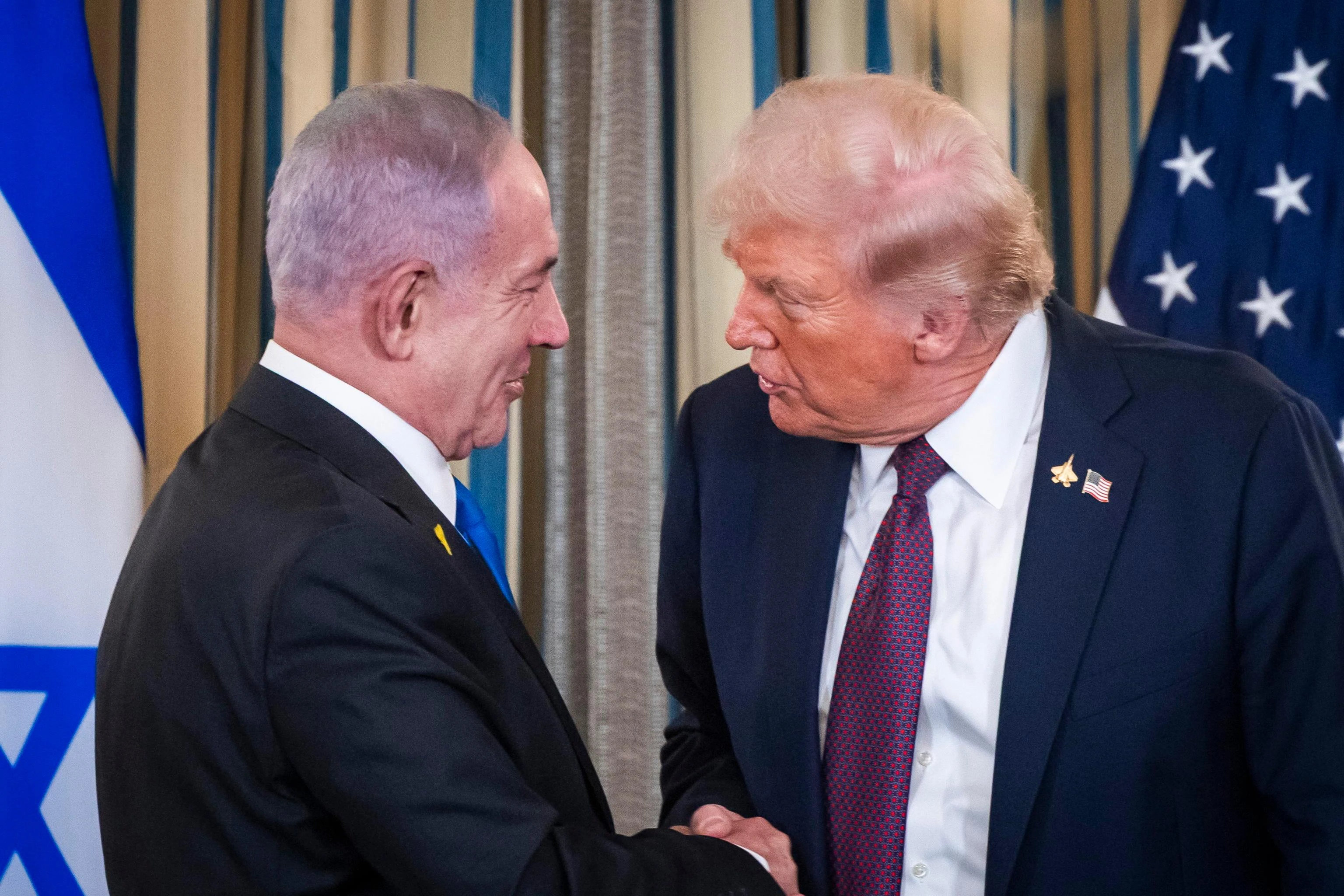 Trump: “Bibi, sei un pazzo. Ti sto salvando il c...”. La sfuriata contro Netanyahu per il Libano: “Tutti odiano Israele per colpa tua”