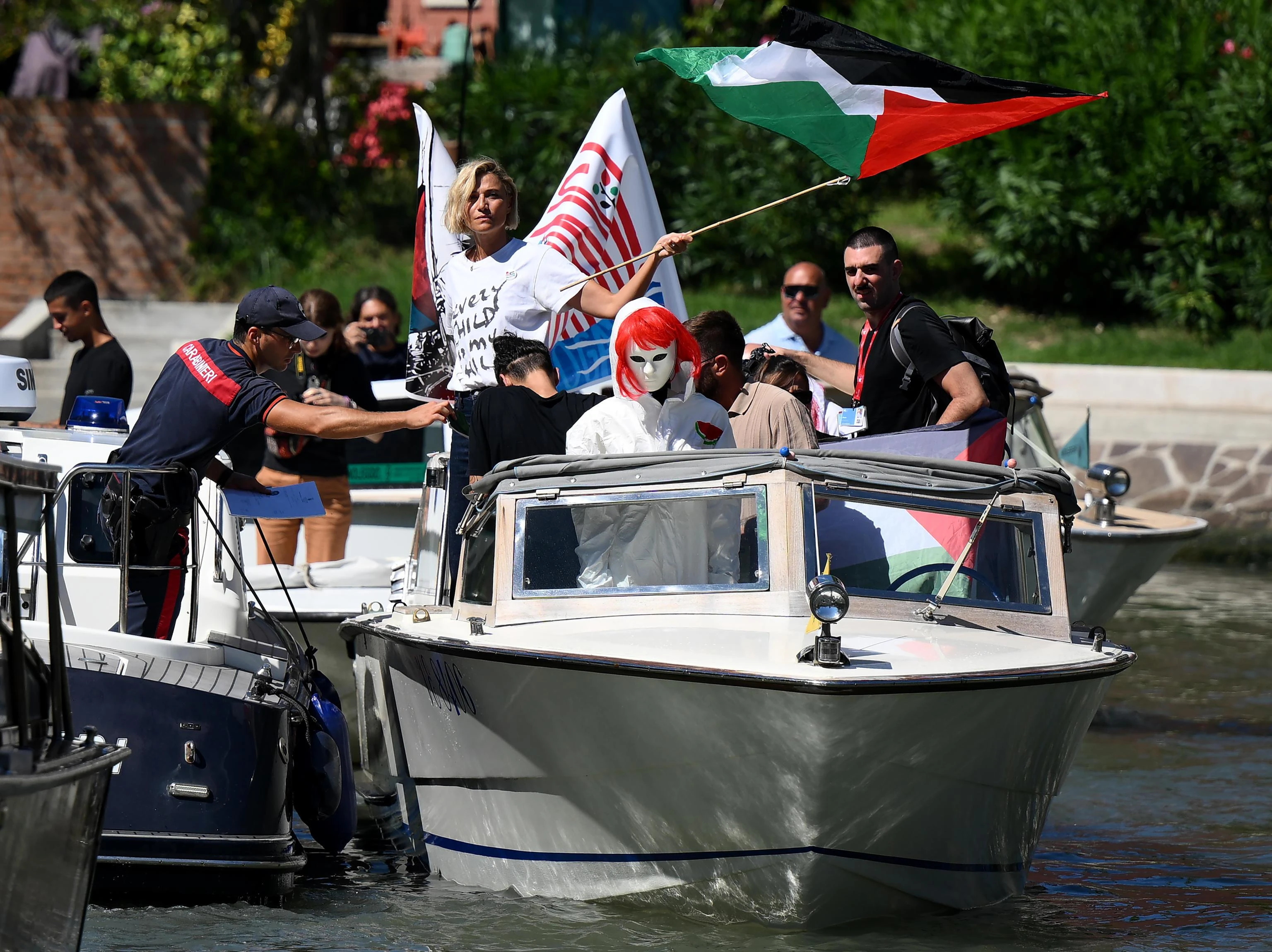 Anna Foglietta, militante pro Gaza a Venezia. Bloccata dai carabinieri con l’artista Laika