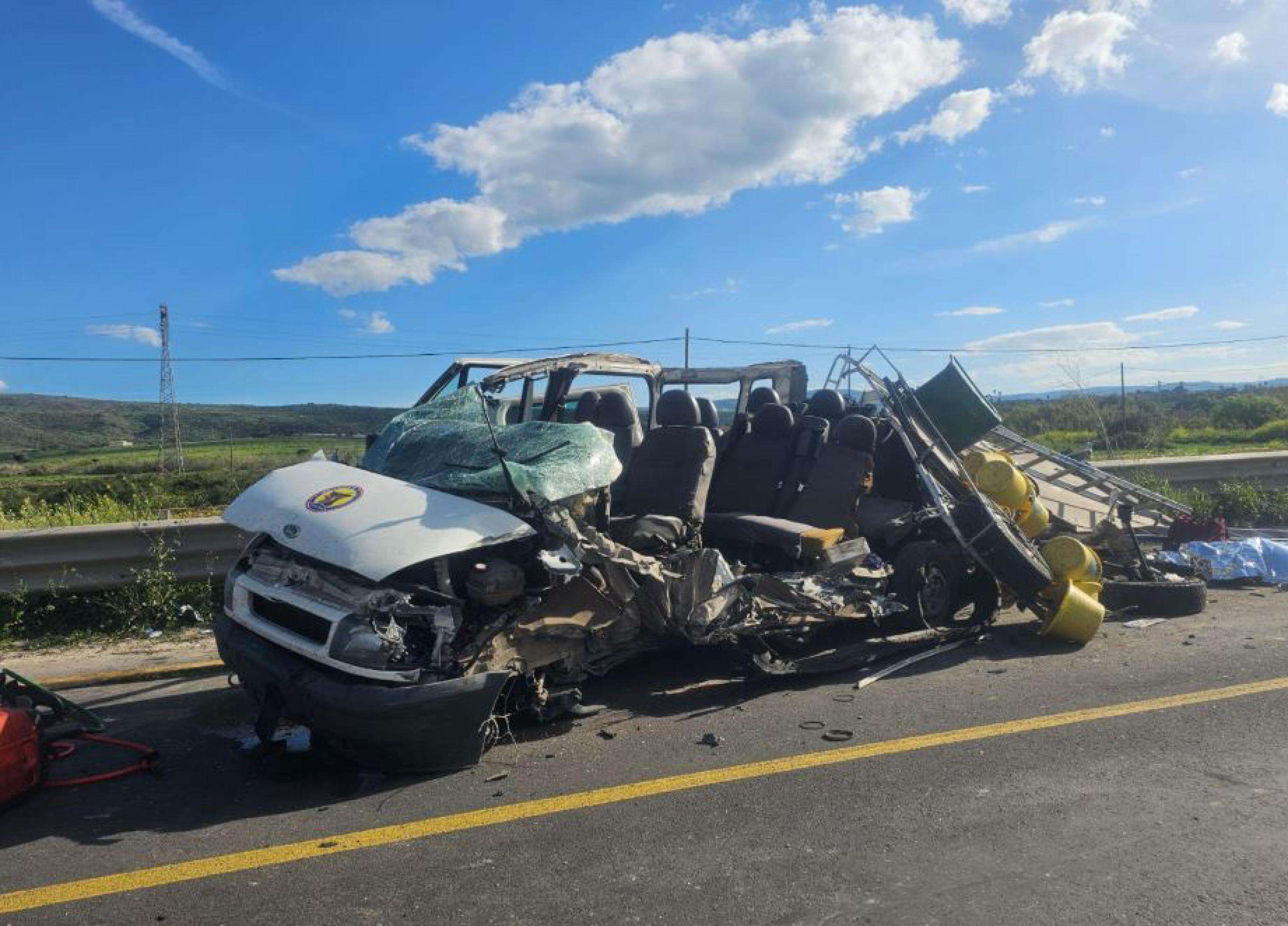 Incidente frontale tra furgone e minivan oggi nel Siracusano: 3 operai morti e 5 feriti