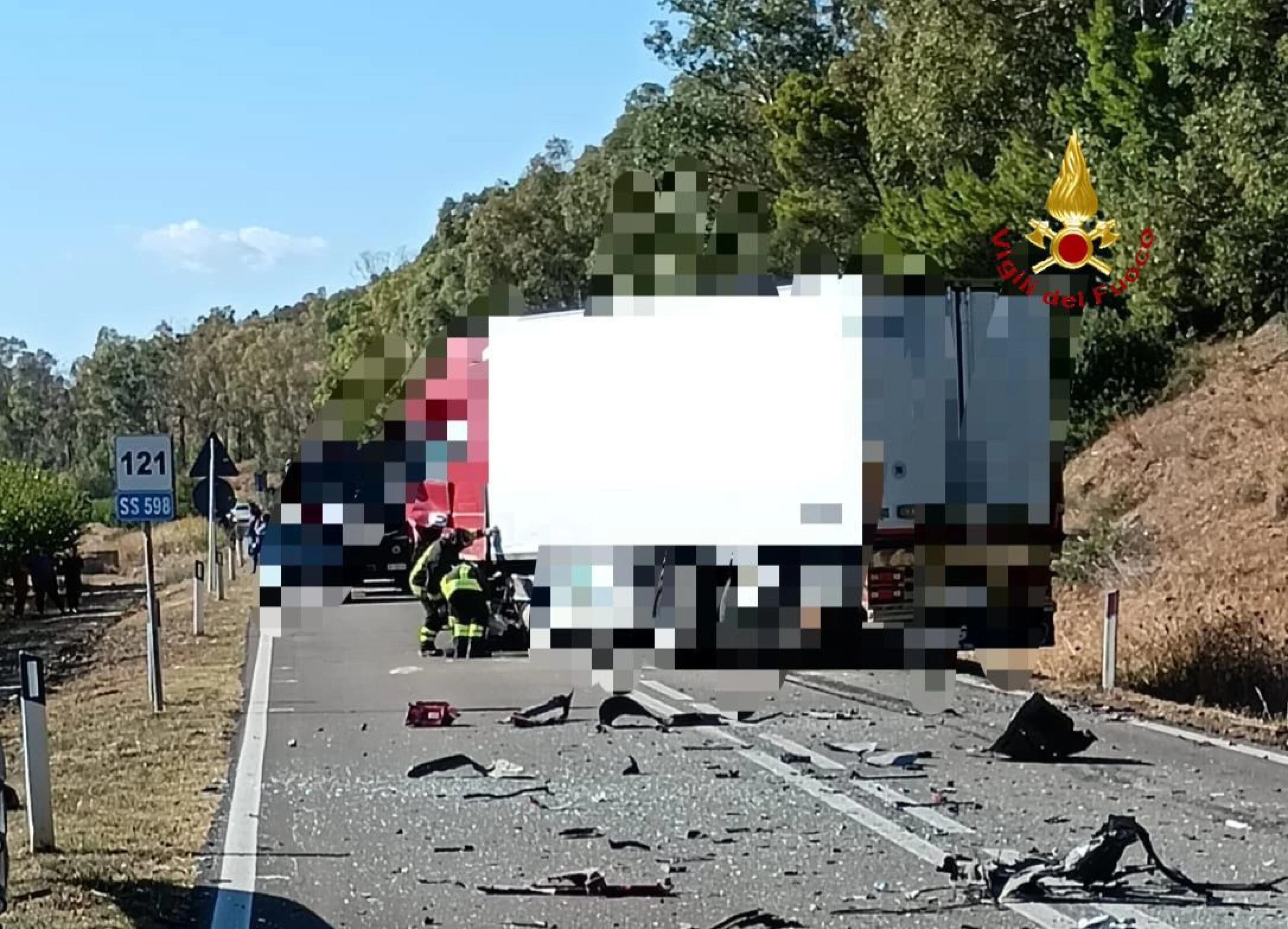 Matera, la strage dei braccianti di fragole ammassati nel van: 4 morti e sei feriti dopo il lavoro nei campi