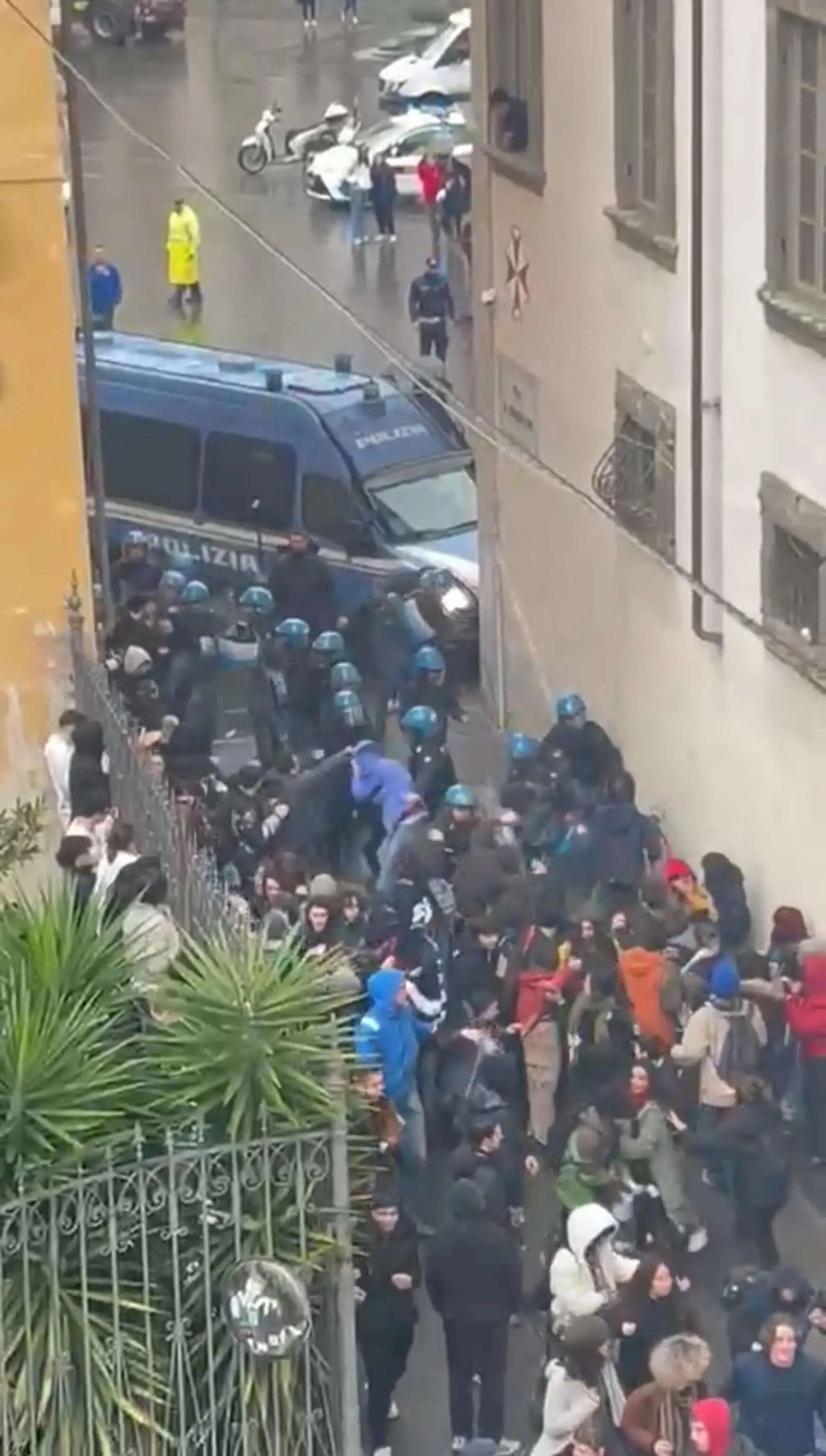 Cariche al corteo pro Palestina, poliziotti indagati