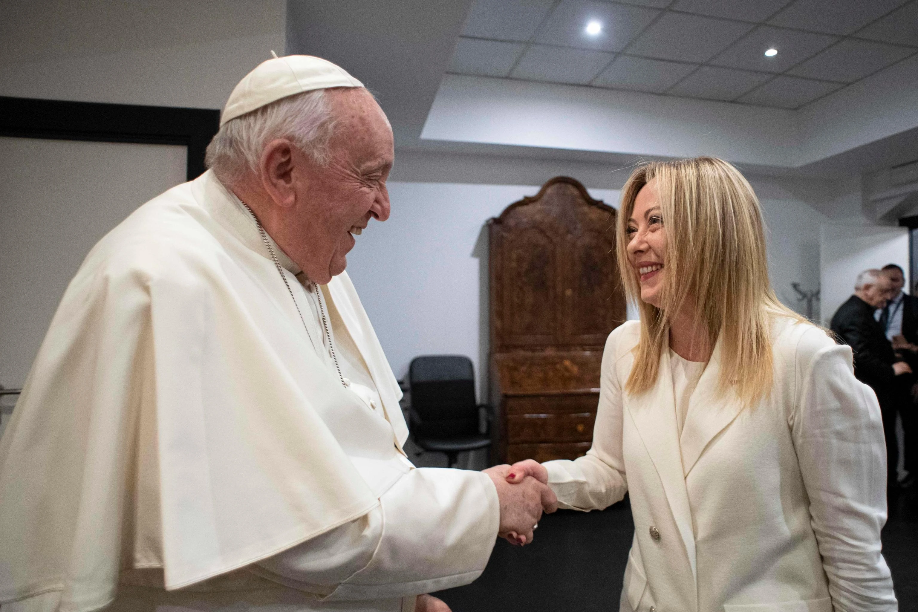 Papa Francesco e i politici, più che la politica. Rese omaggio a Re Giorgio. La scintilla con Meloni