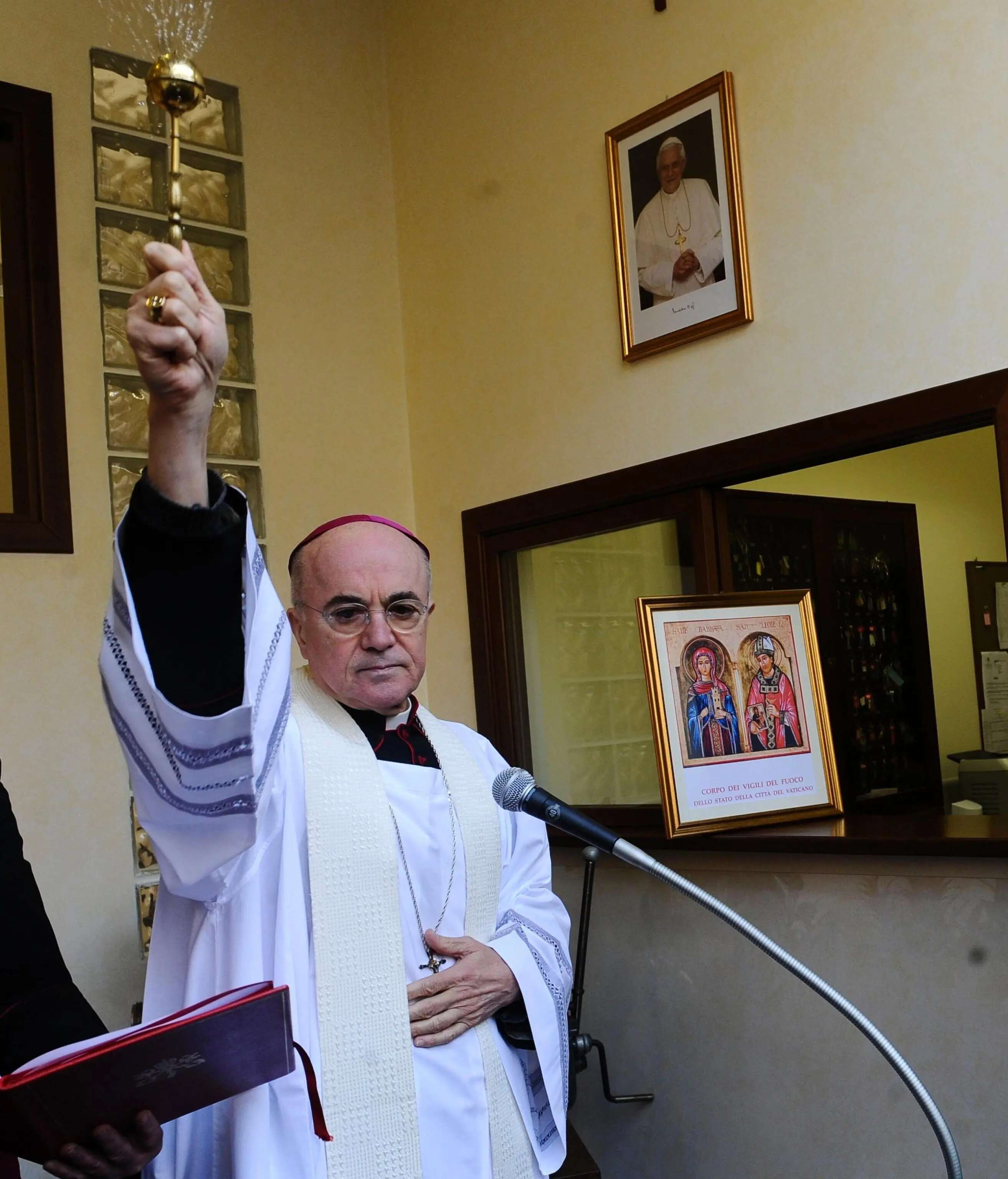 Monsignor Viganò scomunicato dal Vaticano : “Colpevole del delitto di scisma”